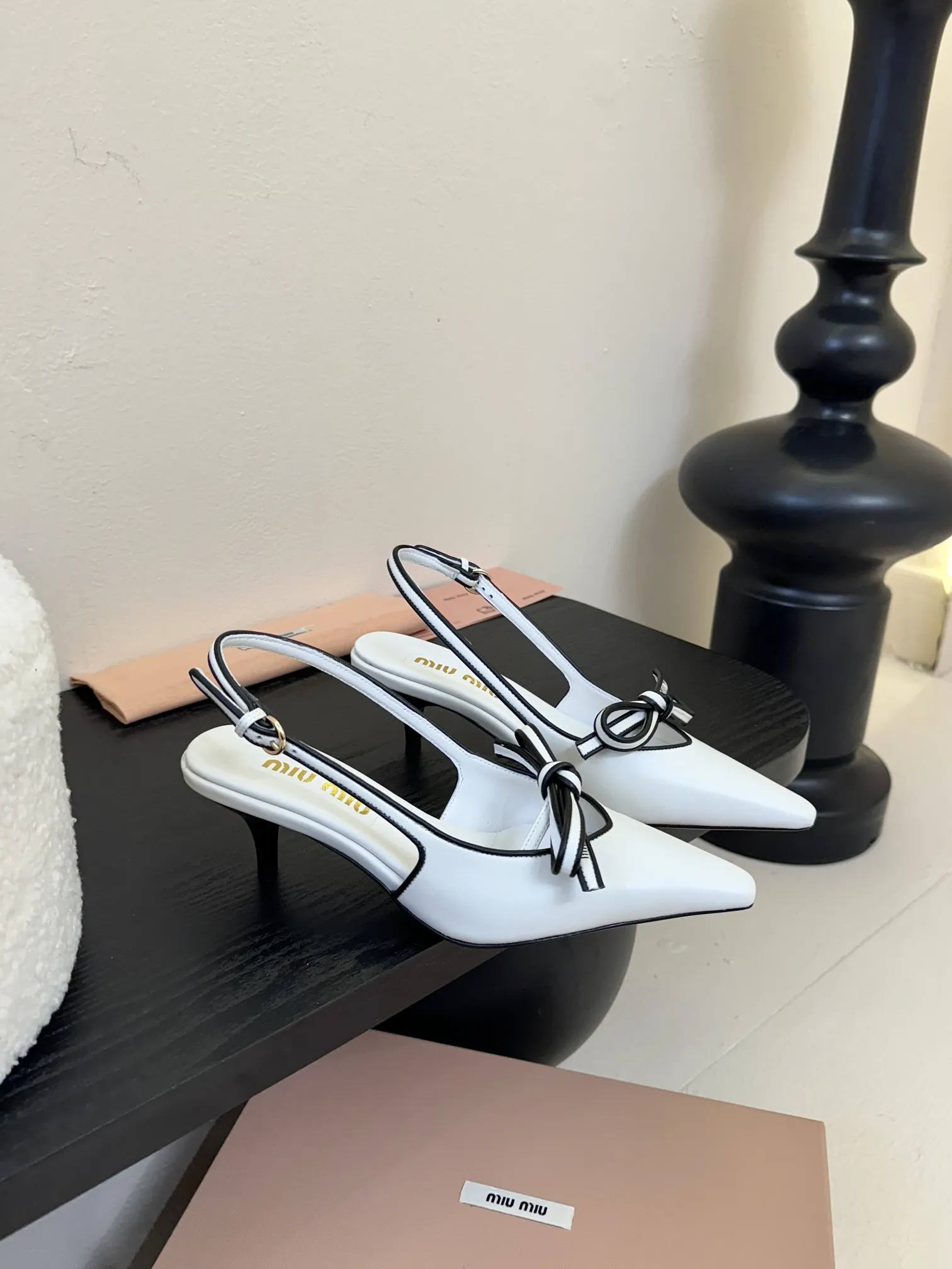 Miu Miu 新作レトロハイヒールサンダル ホワイト - 画像 (3)