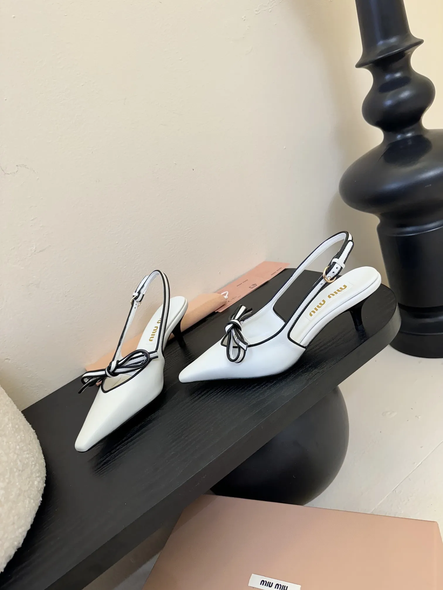 Miu Miu 新作レトロハイヒールサンダル ホワイト - 画像 (4)