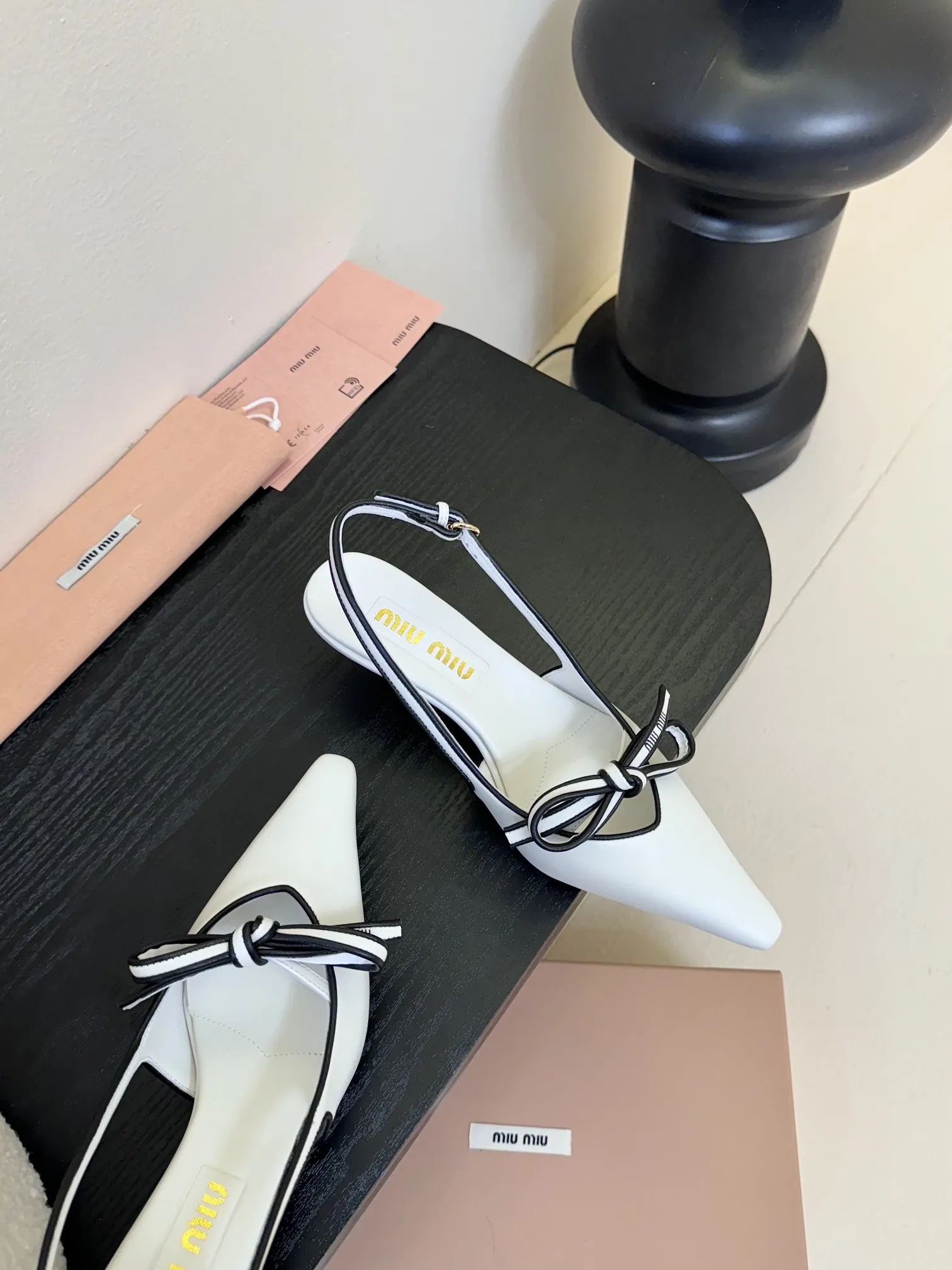Miu Miu 新作レトロハイヒールサンダル ホワイト - 画像 (5)