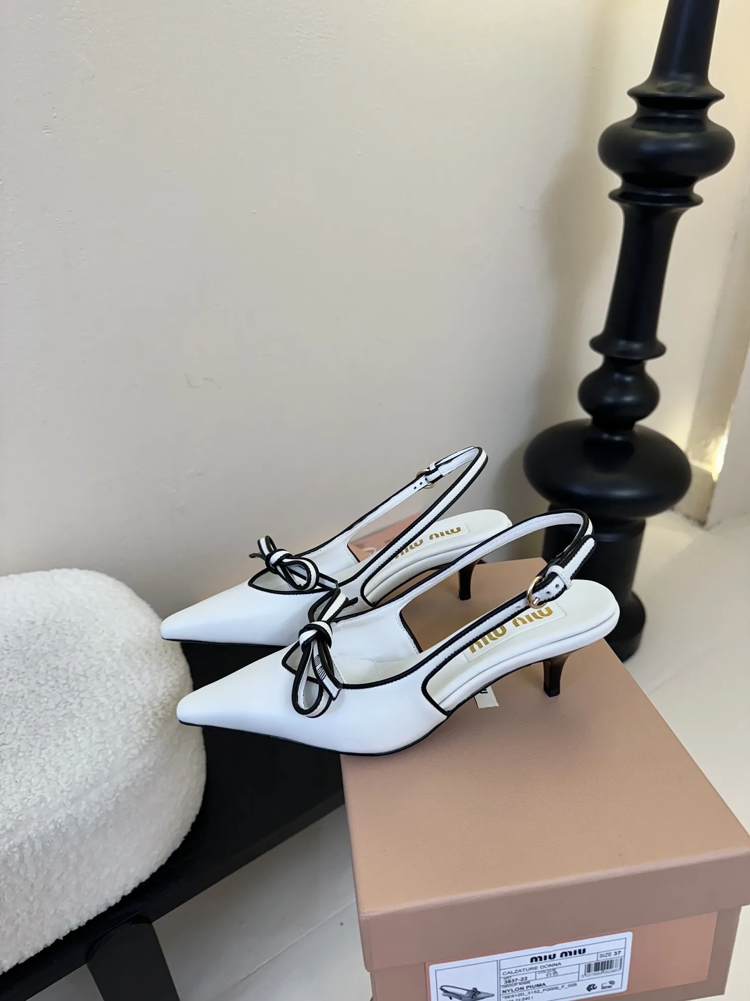 Miu Miu 新作レトロハイヒールサンダル ホワイト - 画像 (6)