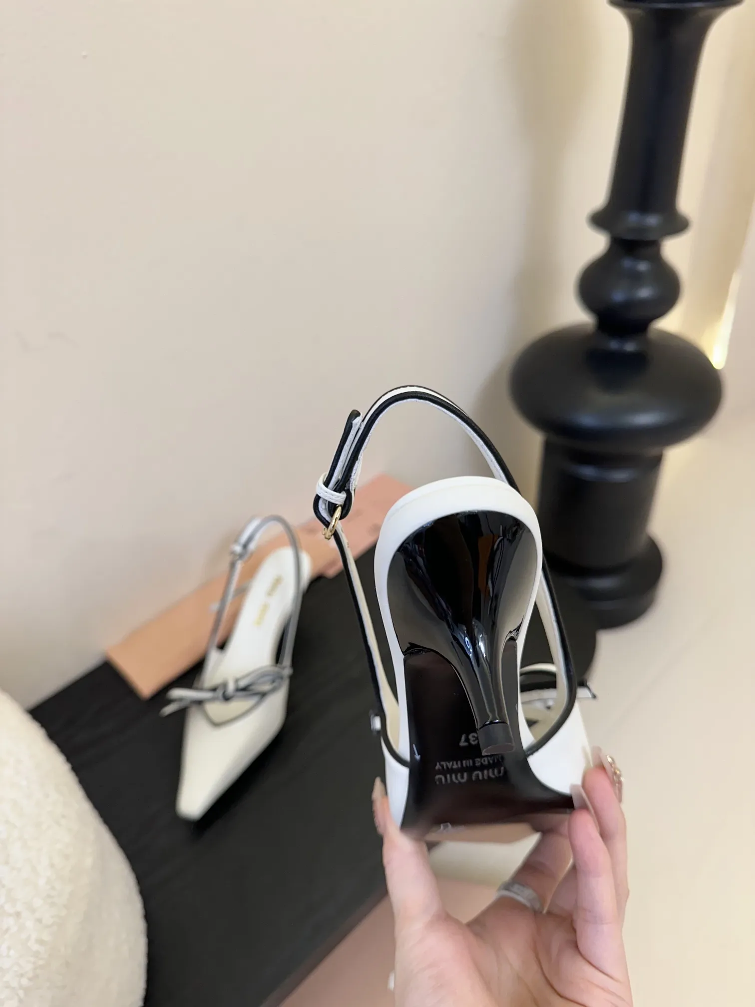 Miu Miu 新作レトロハイヒールサンダル ホワイト - 画像 (8)