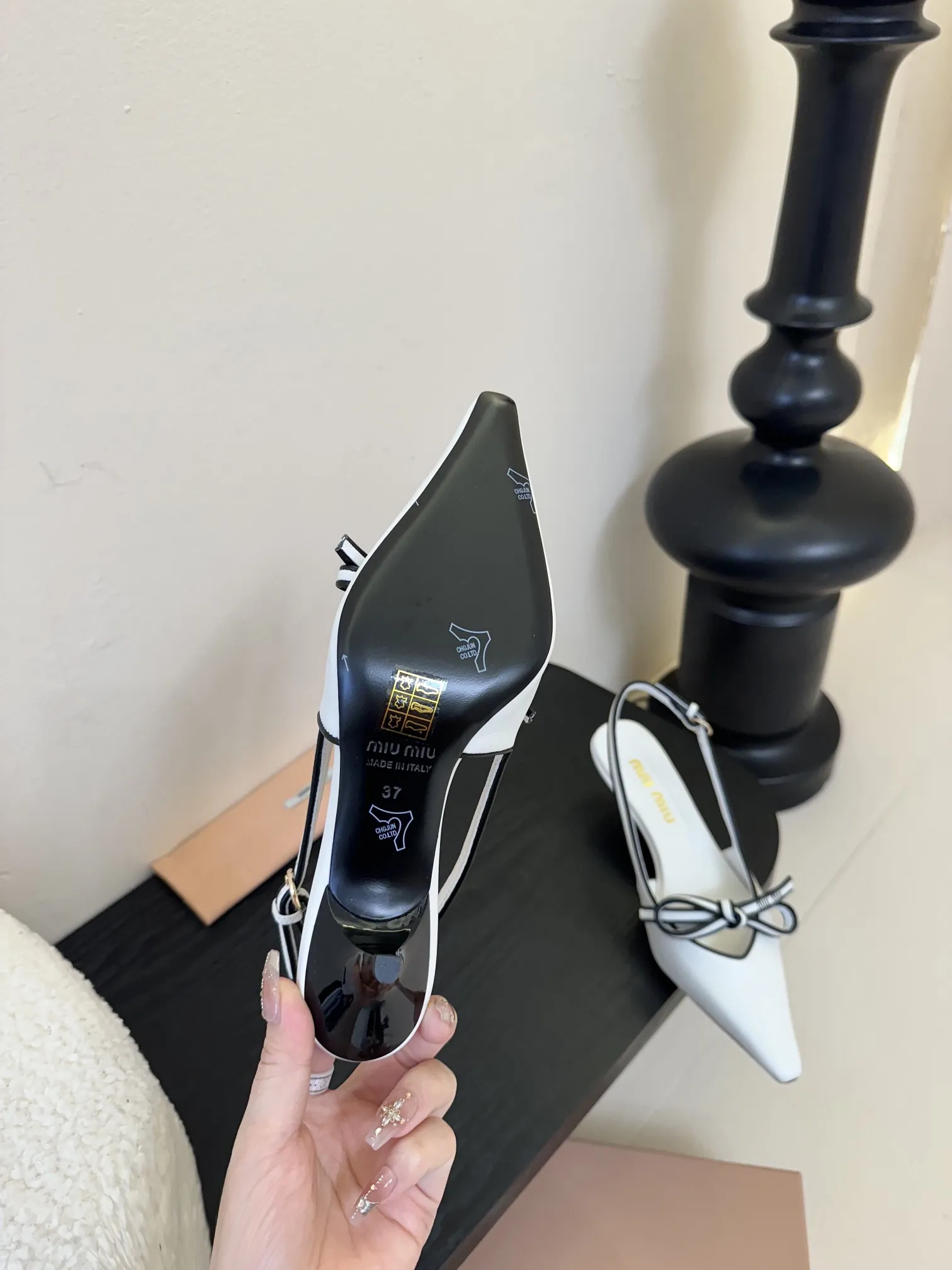 Miu Miu 新作レトロハイヒールサンダル ホワイト - 画像 (10)