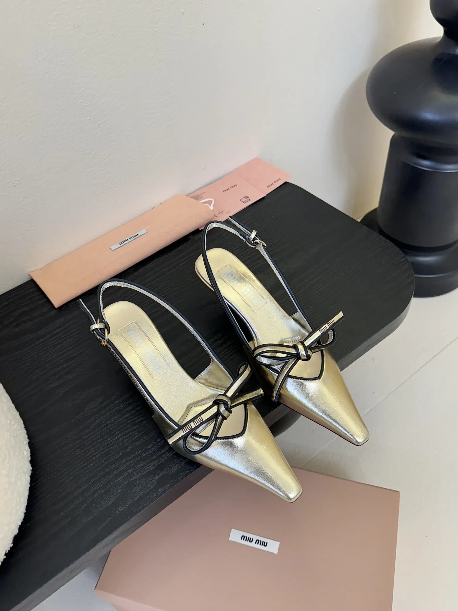 Miu Miu 25新作レトロハイヒールサンダルゴールド