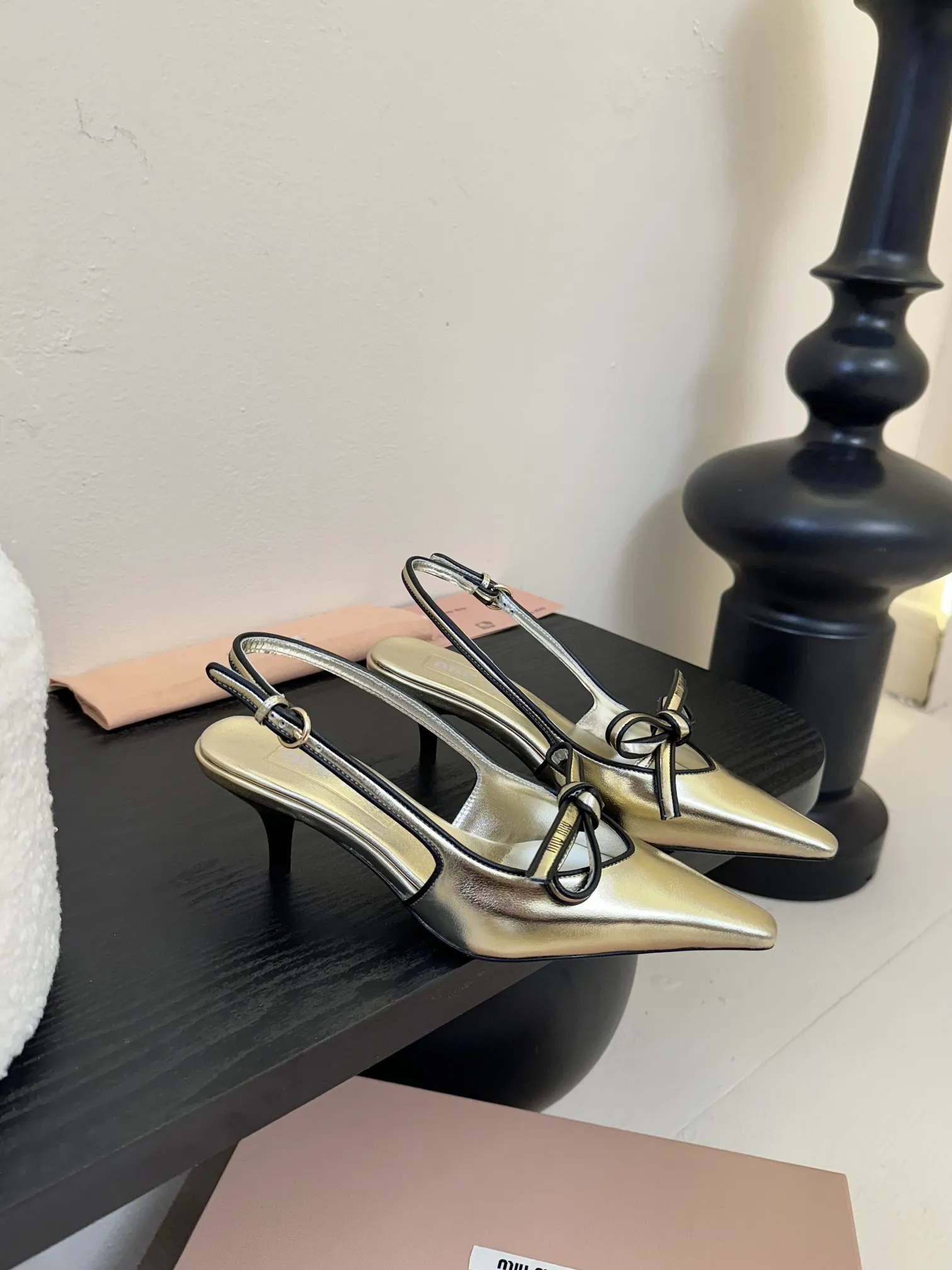 Miu Miu 25新作レトロハイヒールサンダルゴールド - 画像 (3)