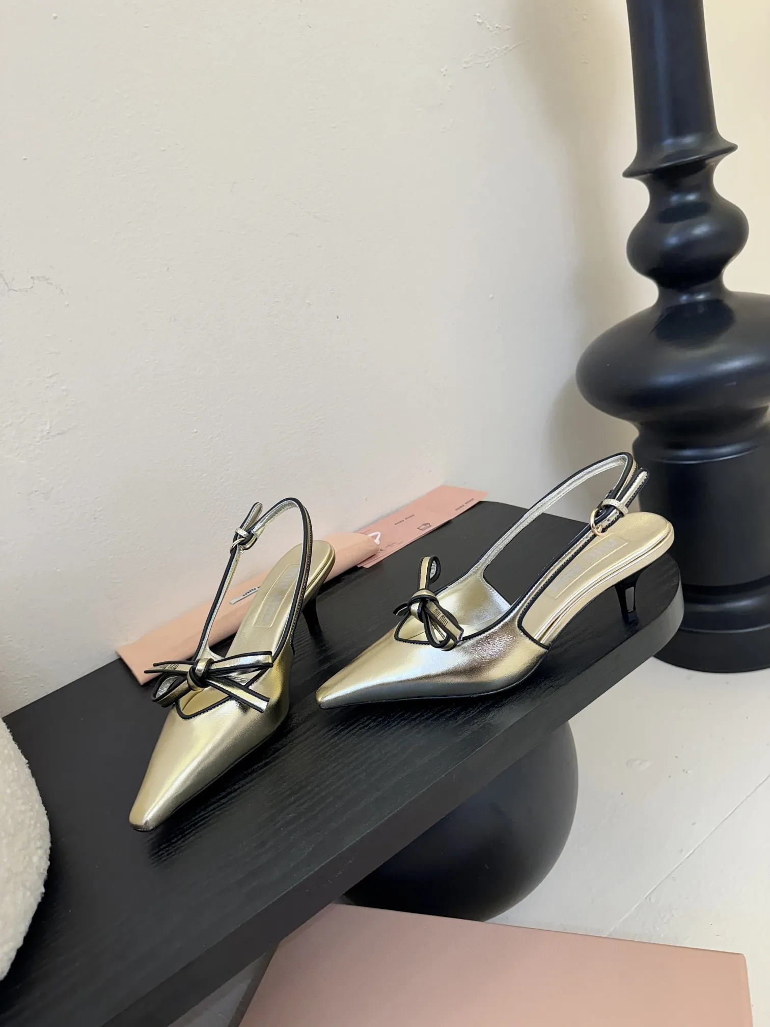 Miu Miu 25新作レトロハイヒールサンダルゴールド - 画像 (4)