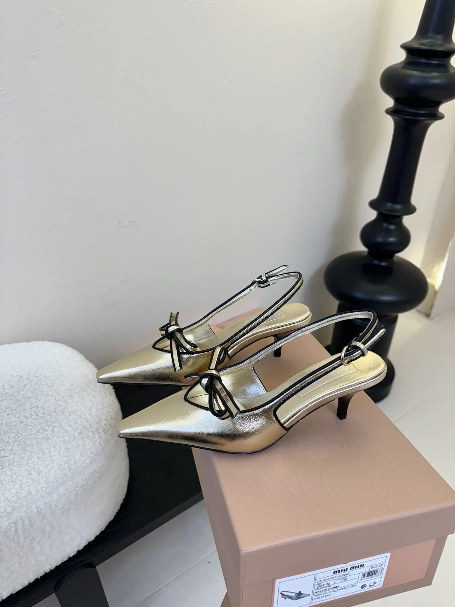 Miu Miu 25新作レトロハイヒールサンダルゴールド - 画像 (6)
