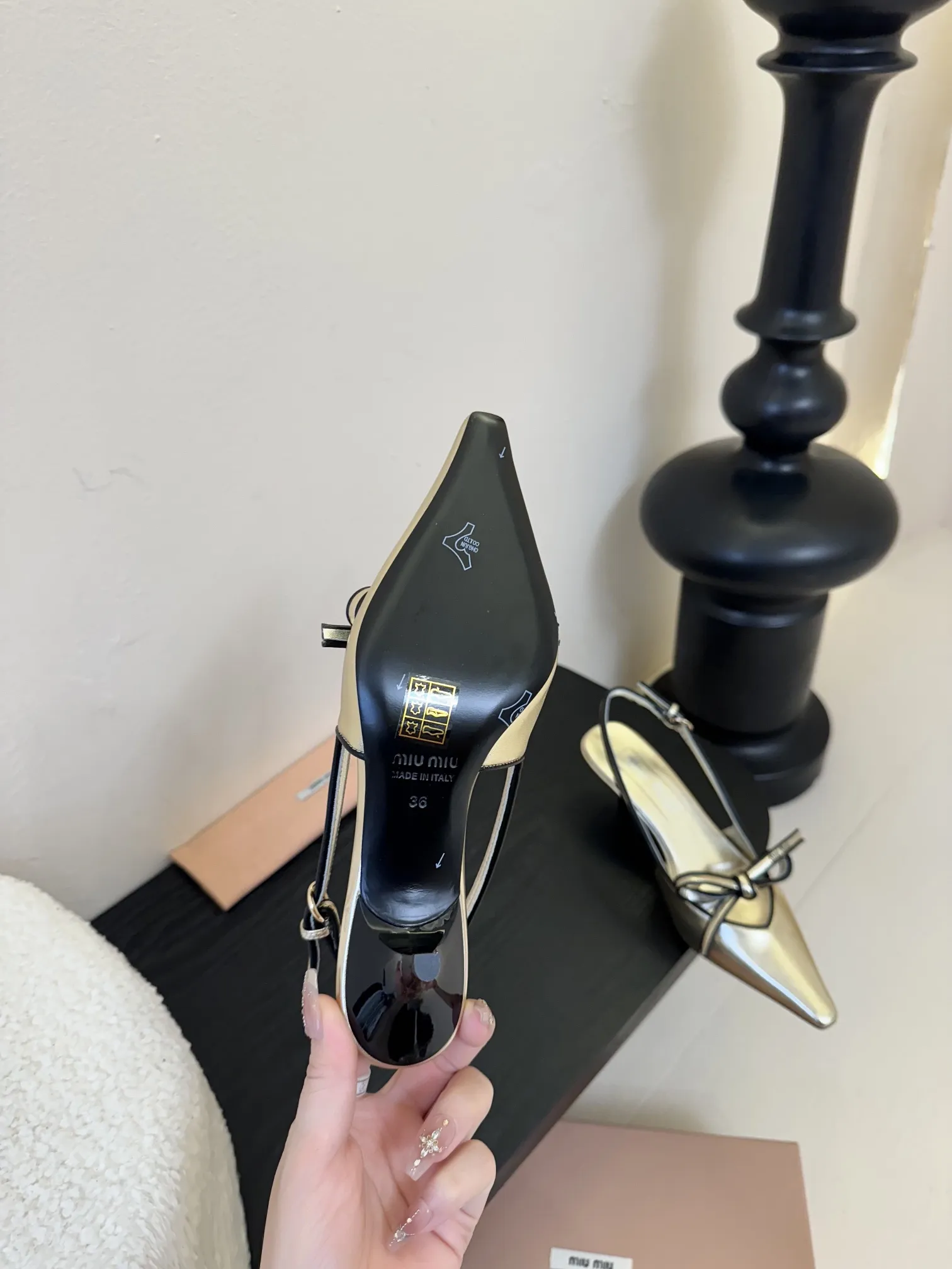 Miu Miu 25新作レトロハイヒールサンダルゴールド - 画像 (7)