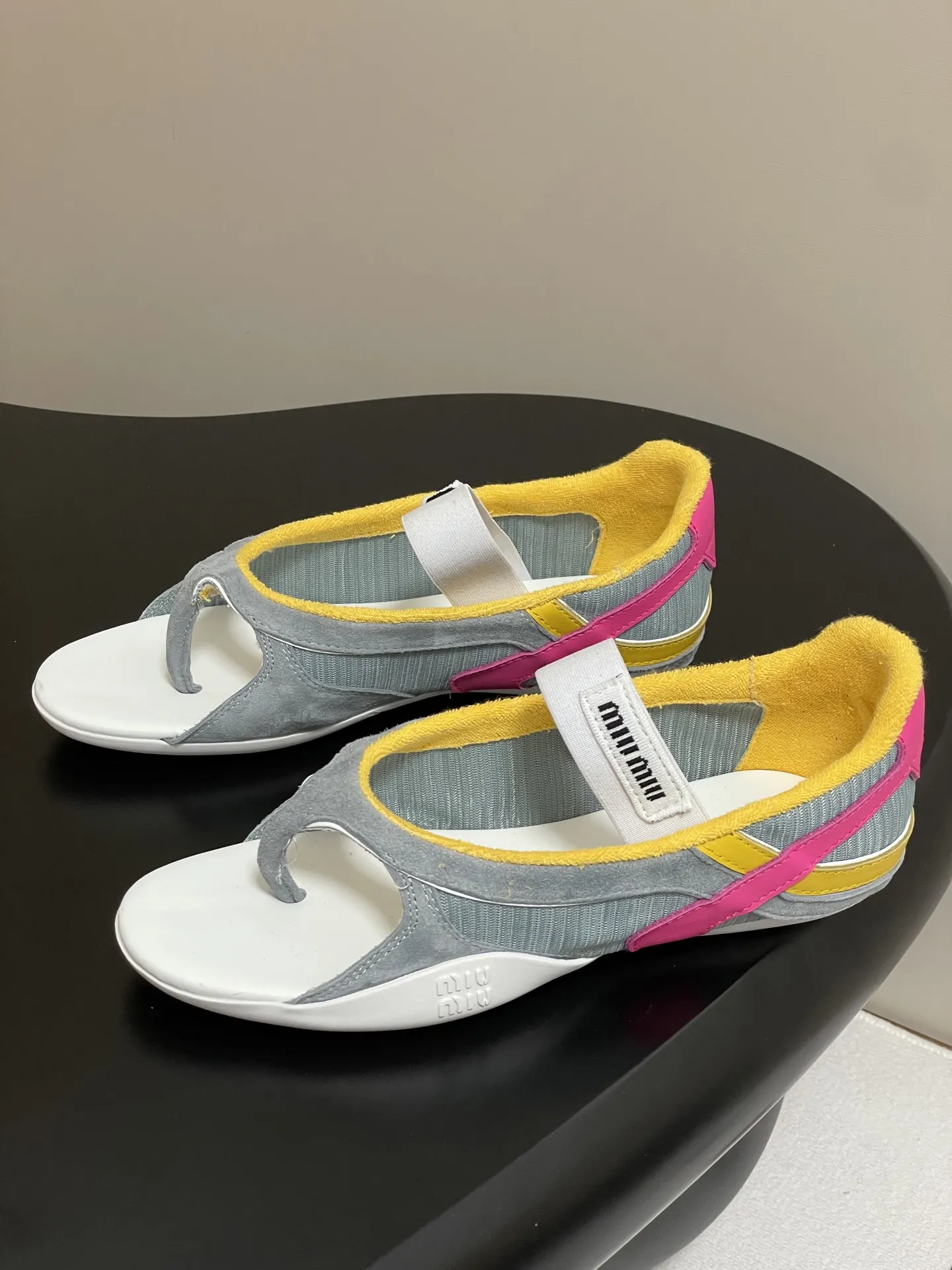 Miu Miu 新作メアリージェーンバレエフラットサンダル - 画像 (4)