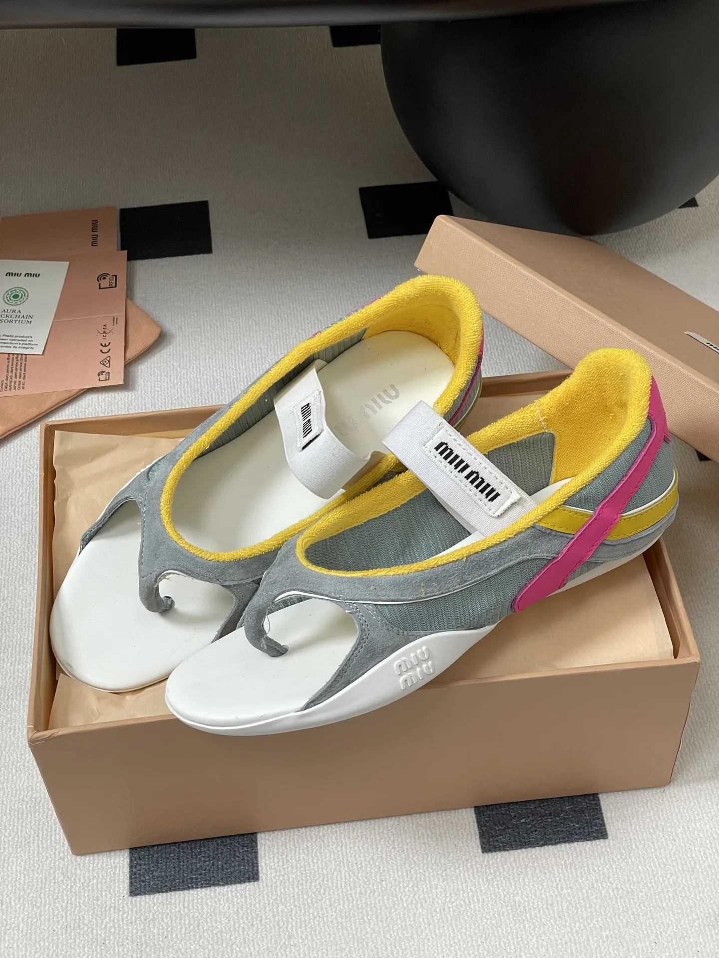 Miu Miu 新作メアリージェーンバレエフラットサンダル - 画像 (5)