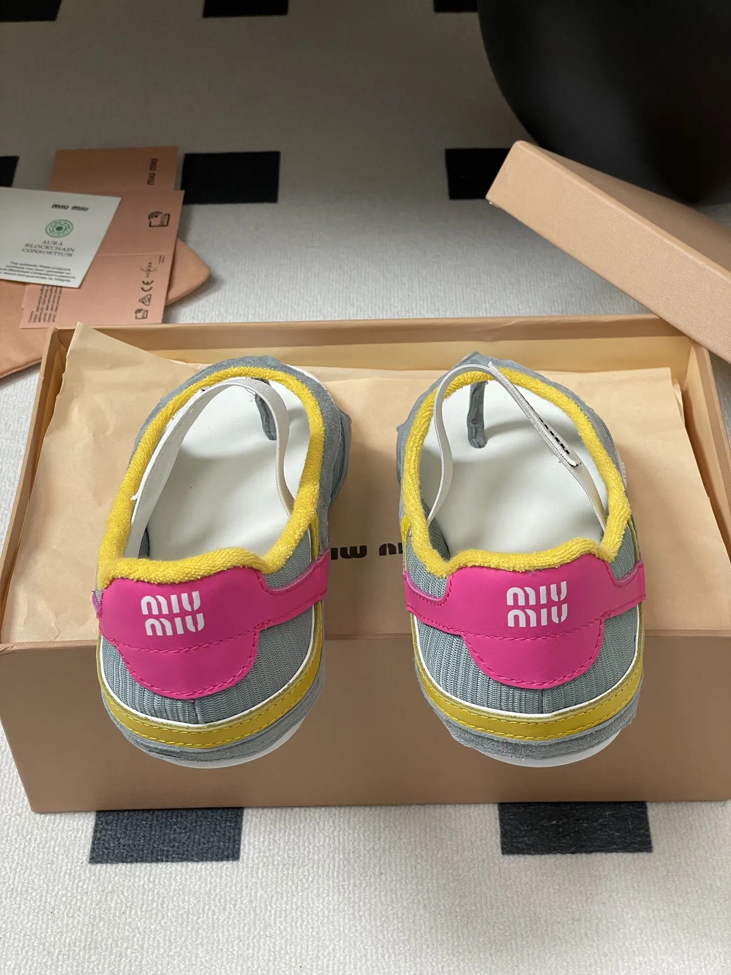 Miu Miu 新作メアリージェーンバレエフラットサンダル - 画像 (9)