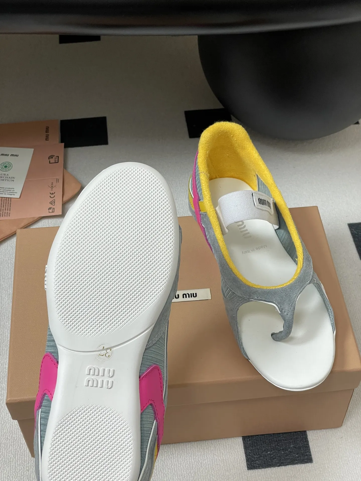 Miu Miu 新作メアリージェーンバレエフラットサンダル - 画像 (10)