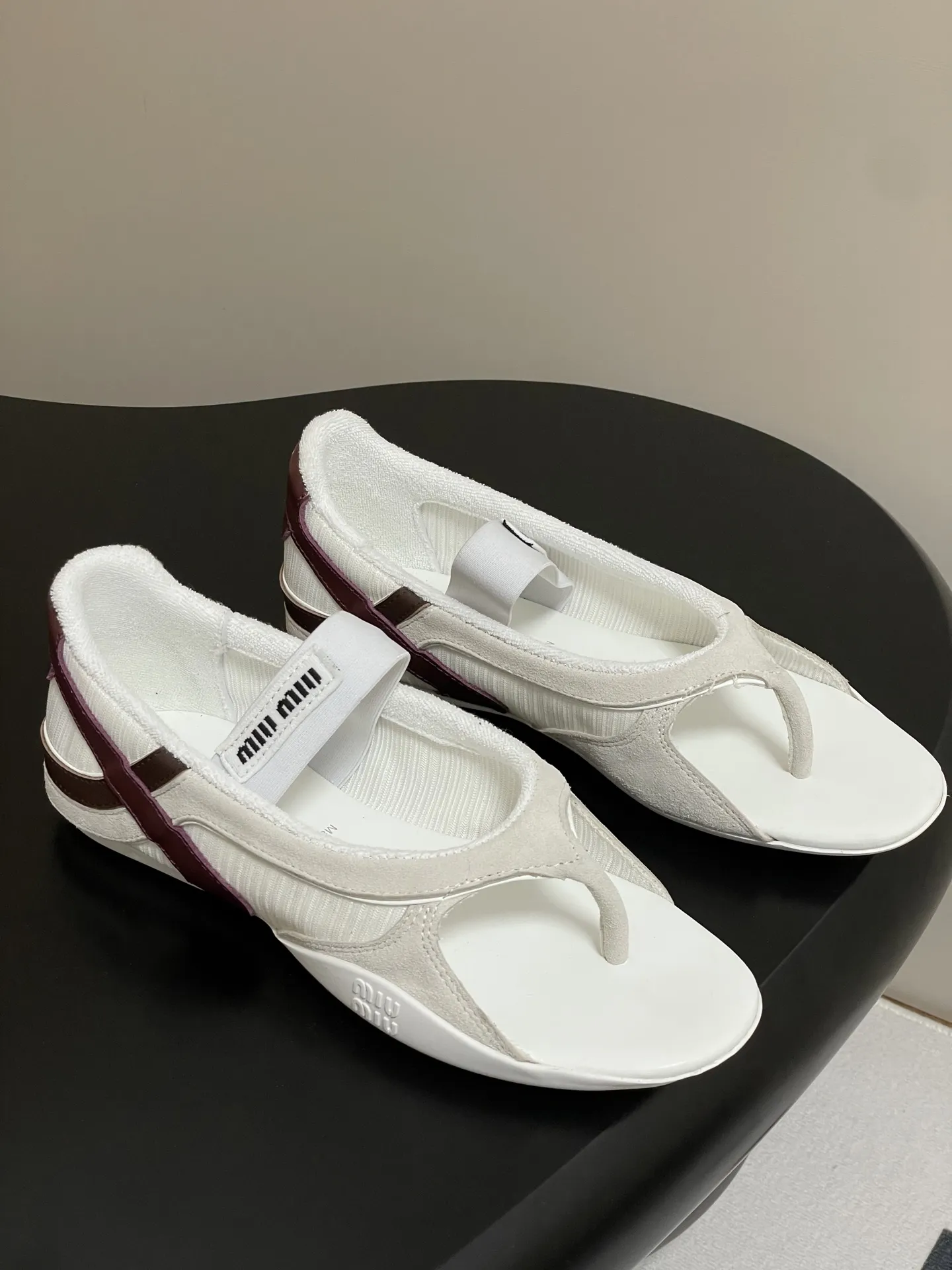 ミウミウ新作メアリージェーンバレエフラットサンダル白