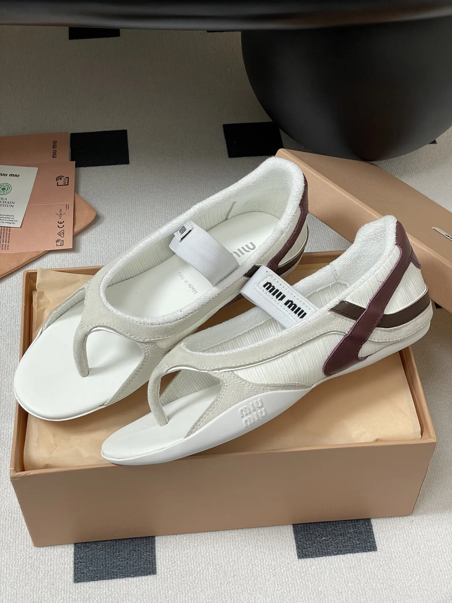 ミウミウ新作メアリージェーンバレエフラットサンダル白 - 画像 (5)