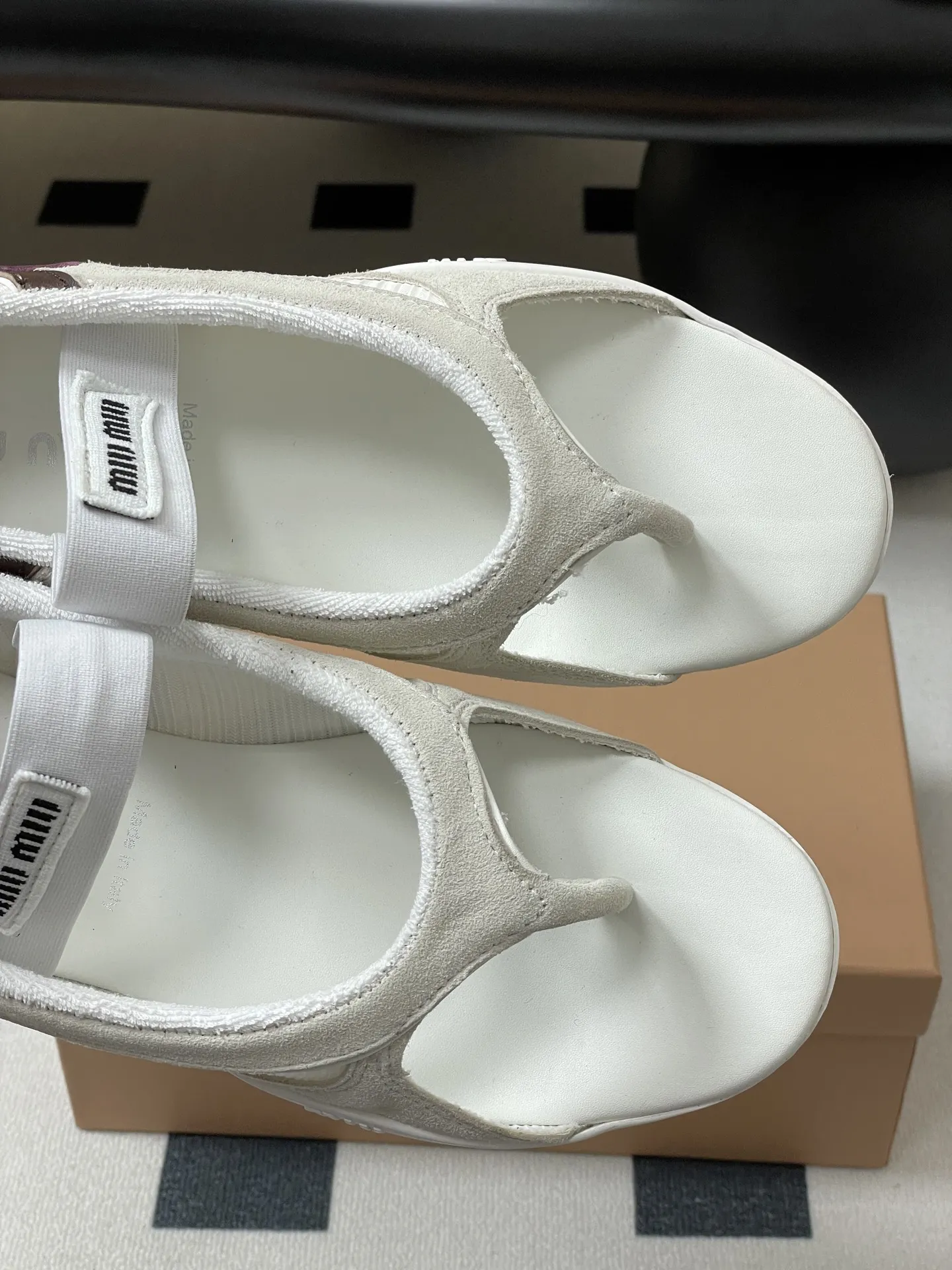 ミウミウ新作メアリージェーンバレエフラットサンダル白 - 画像 (8)