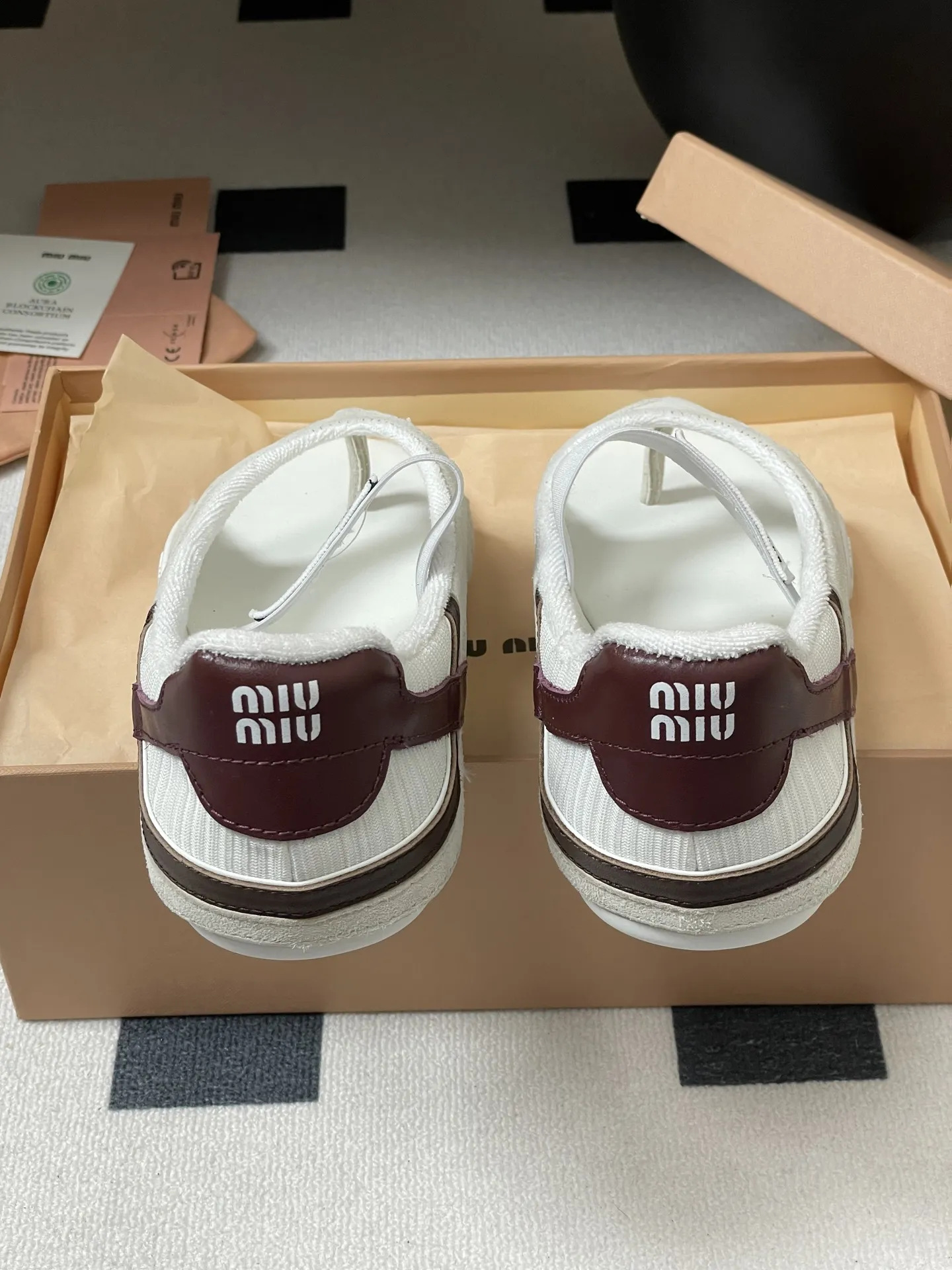 ミウミウ新作メアリージェーンバレエフラットサンダル白 - 画像 (9)