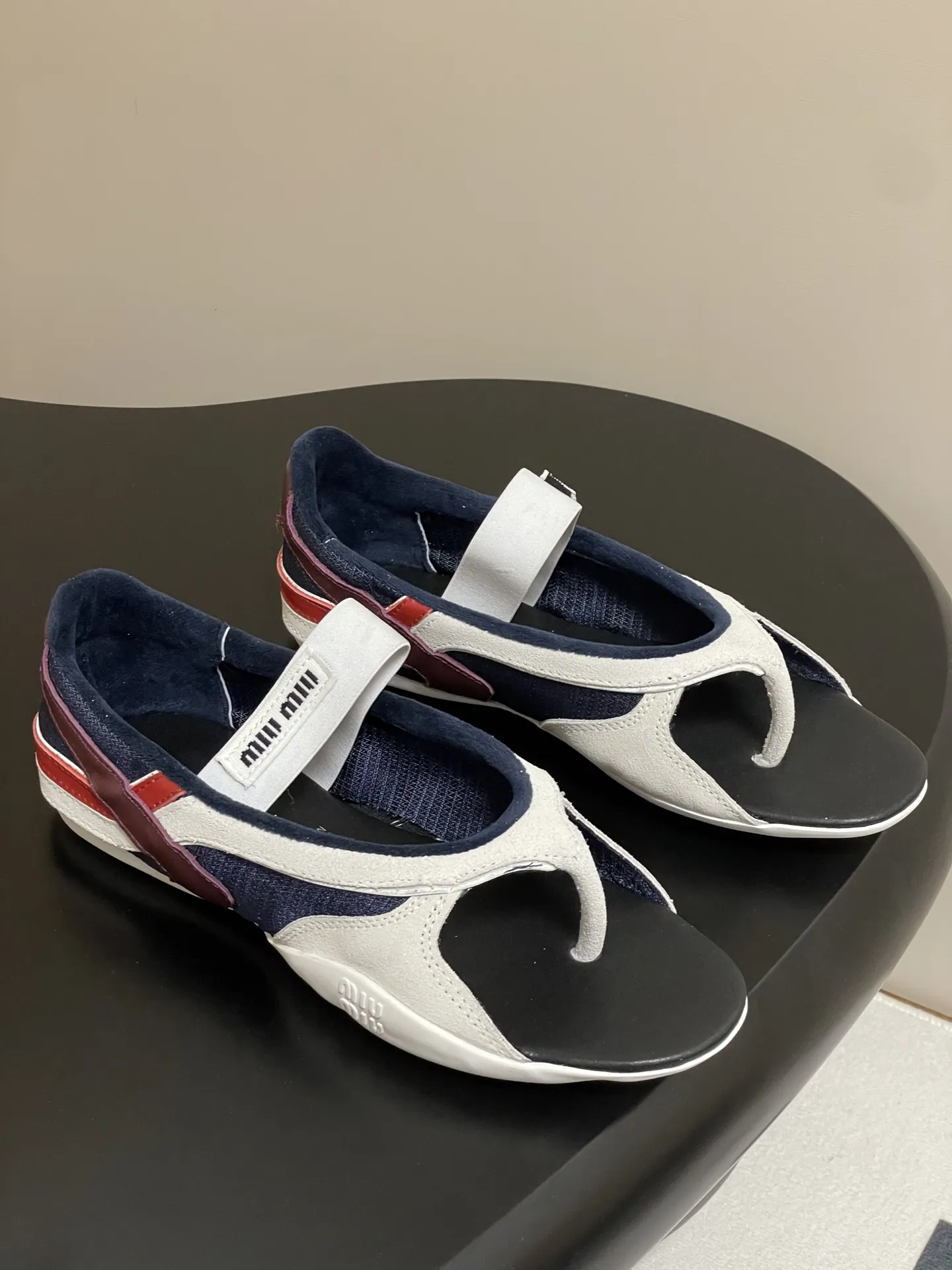 Miu Miu 新作メアリージェーンバレエフラットサンダル白青赤