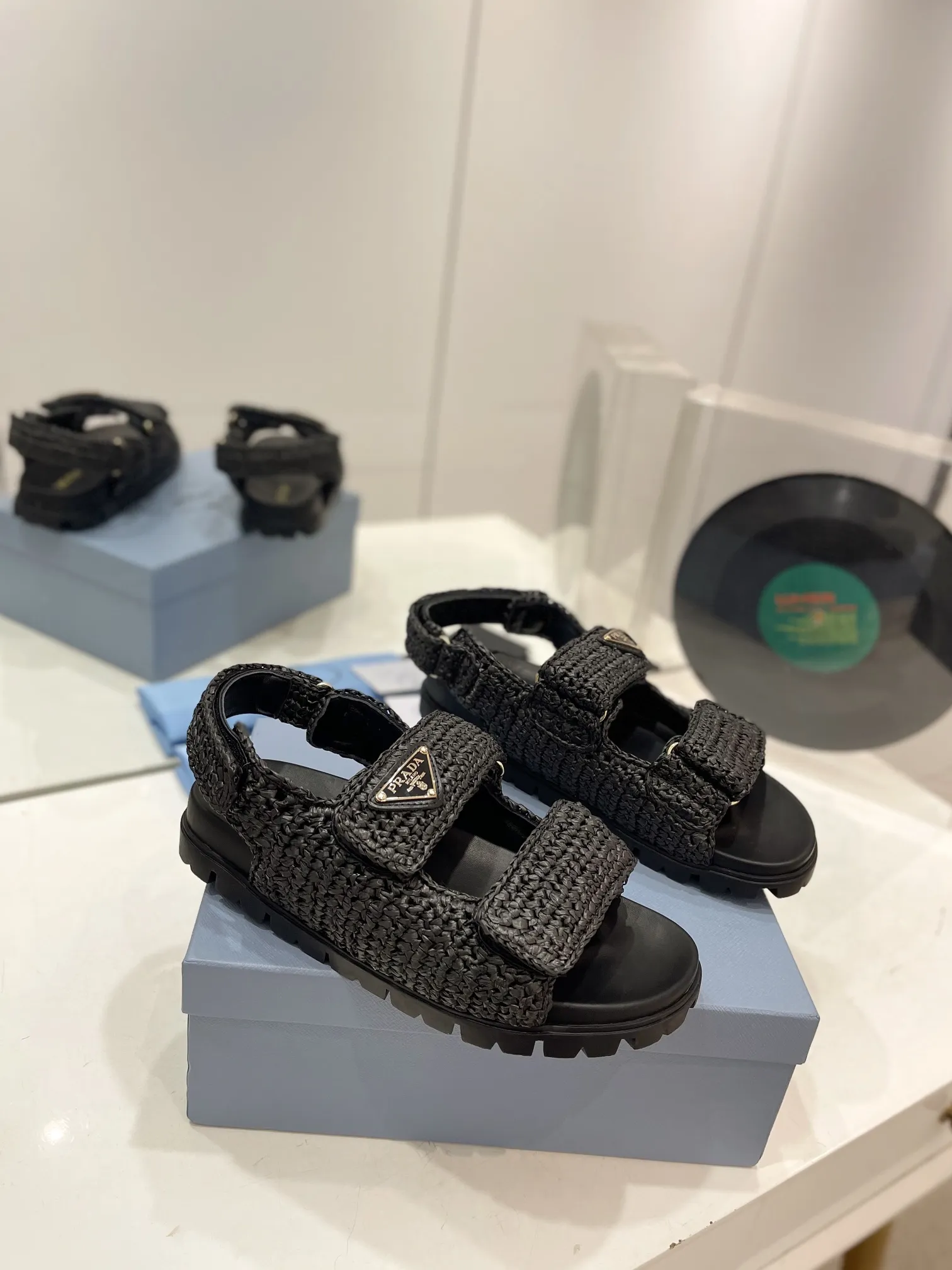 プラダ新作わら編みサンダル黒レトロ