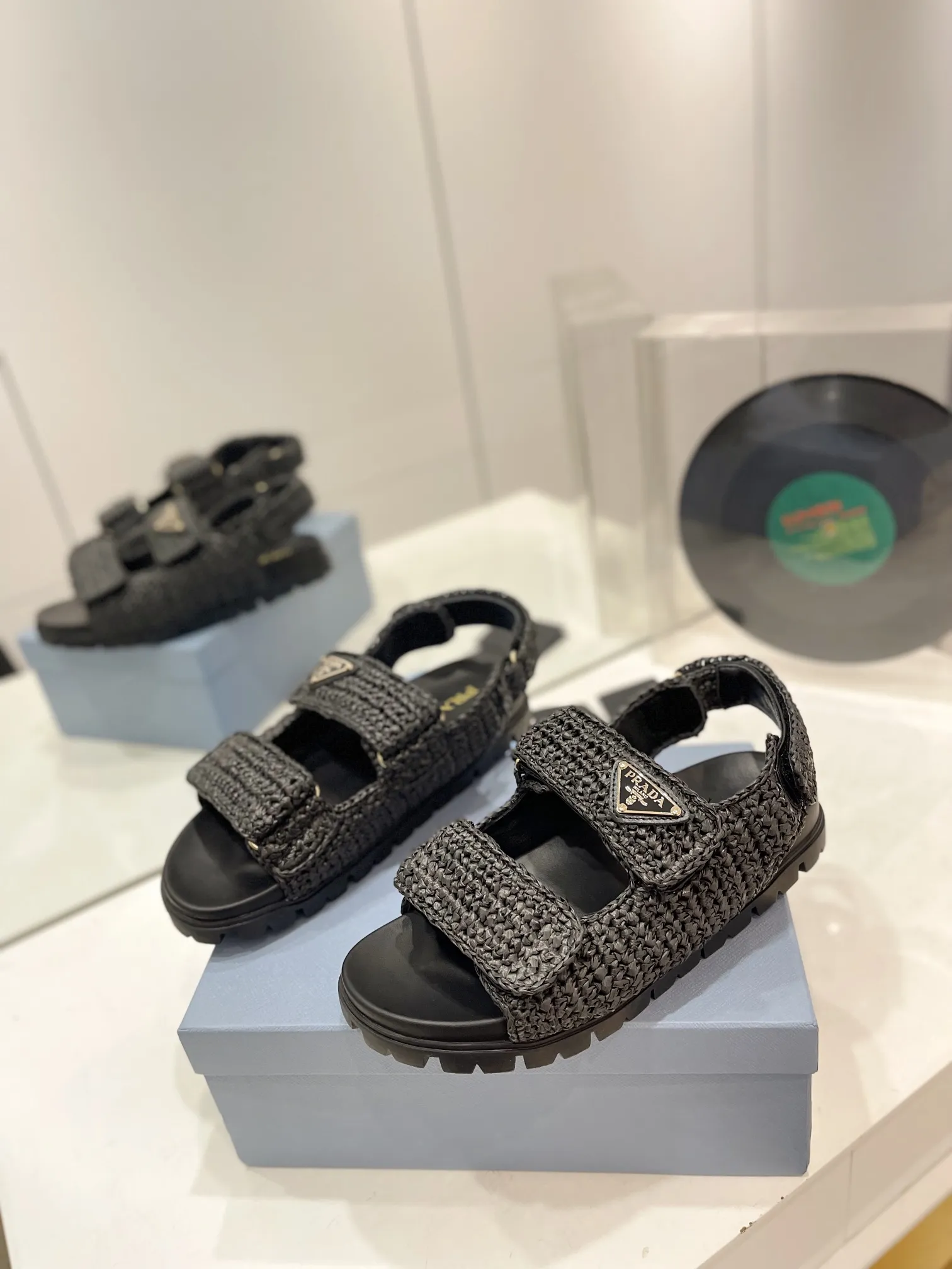 プラダ新作わら編みサンダル黒レトロ - 画像 (3)
