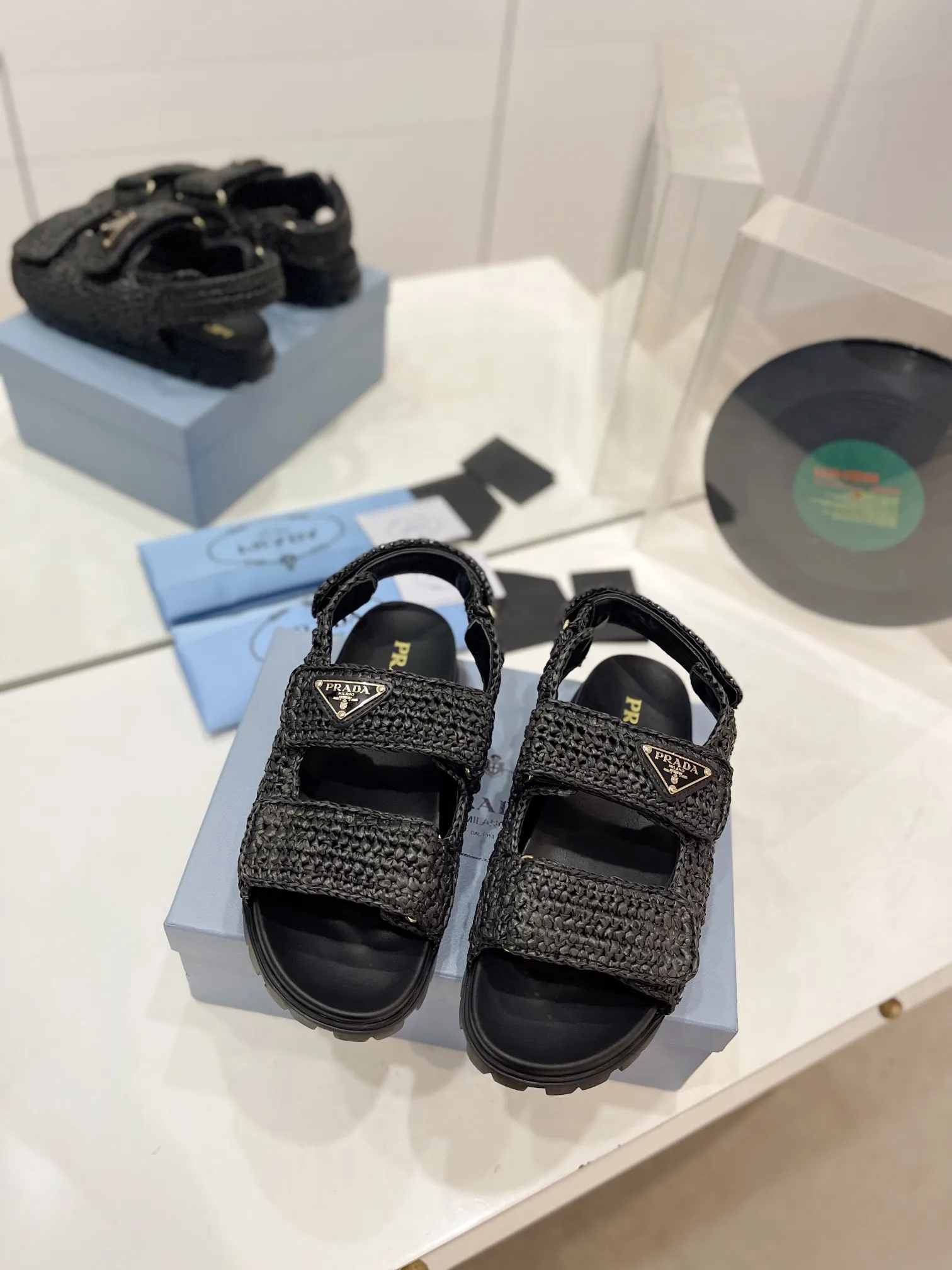 プラダ新作わら編みサンダル黒レトロ - 画像 (4)