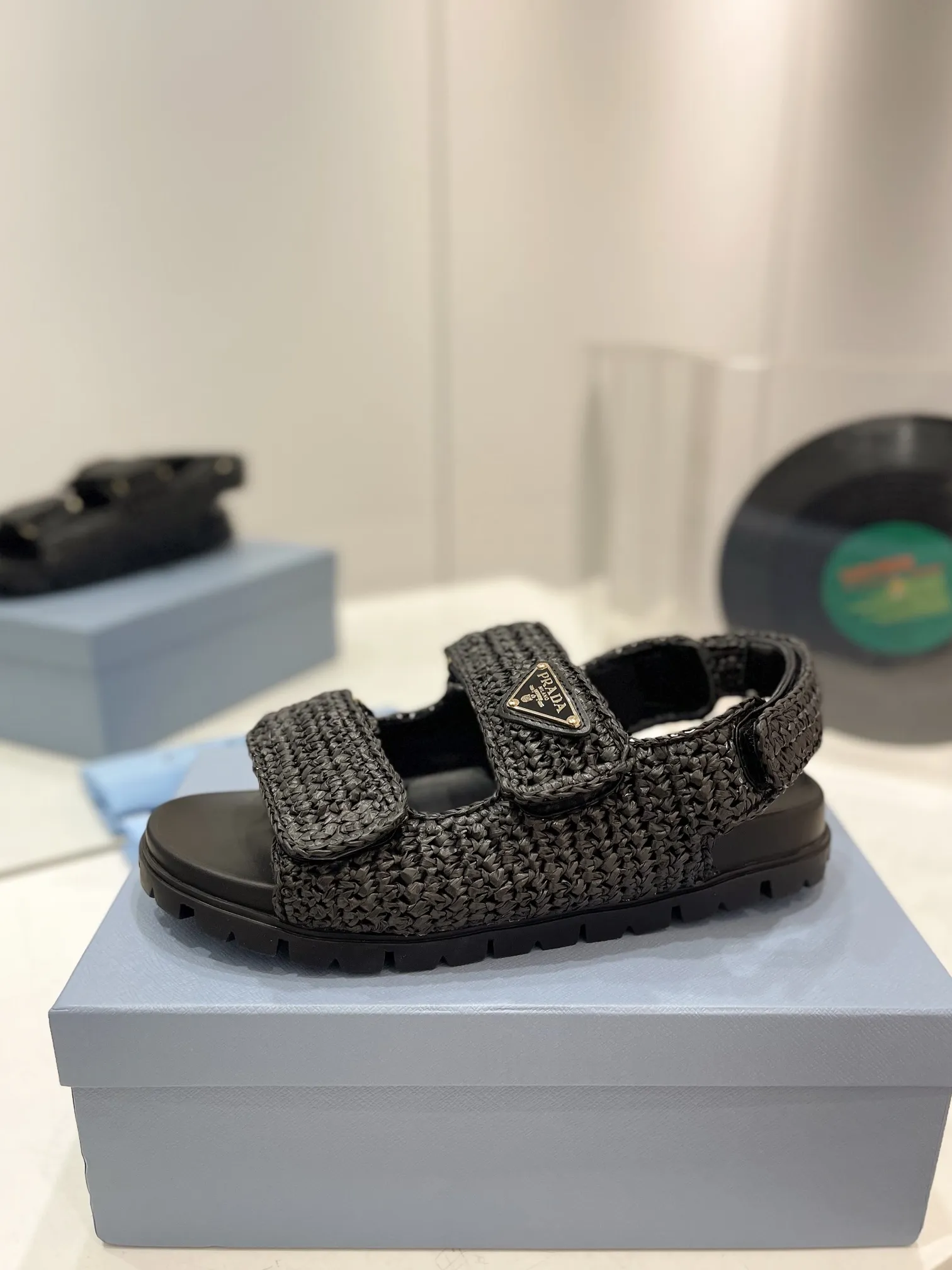プラダ新作わら編みサンダル黒レトロ - 画像 (5)