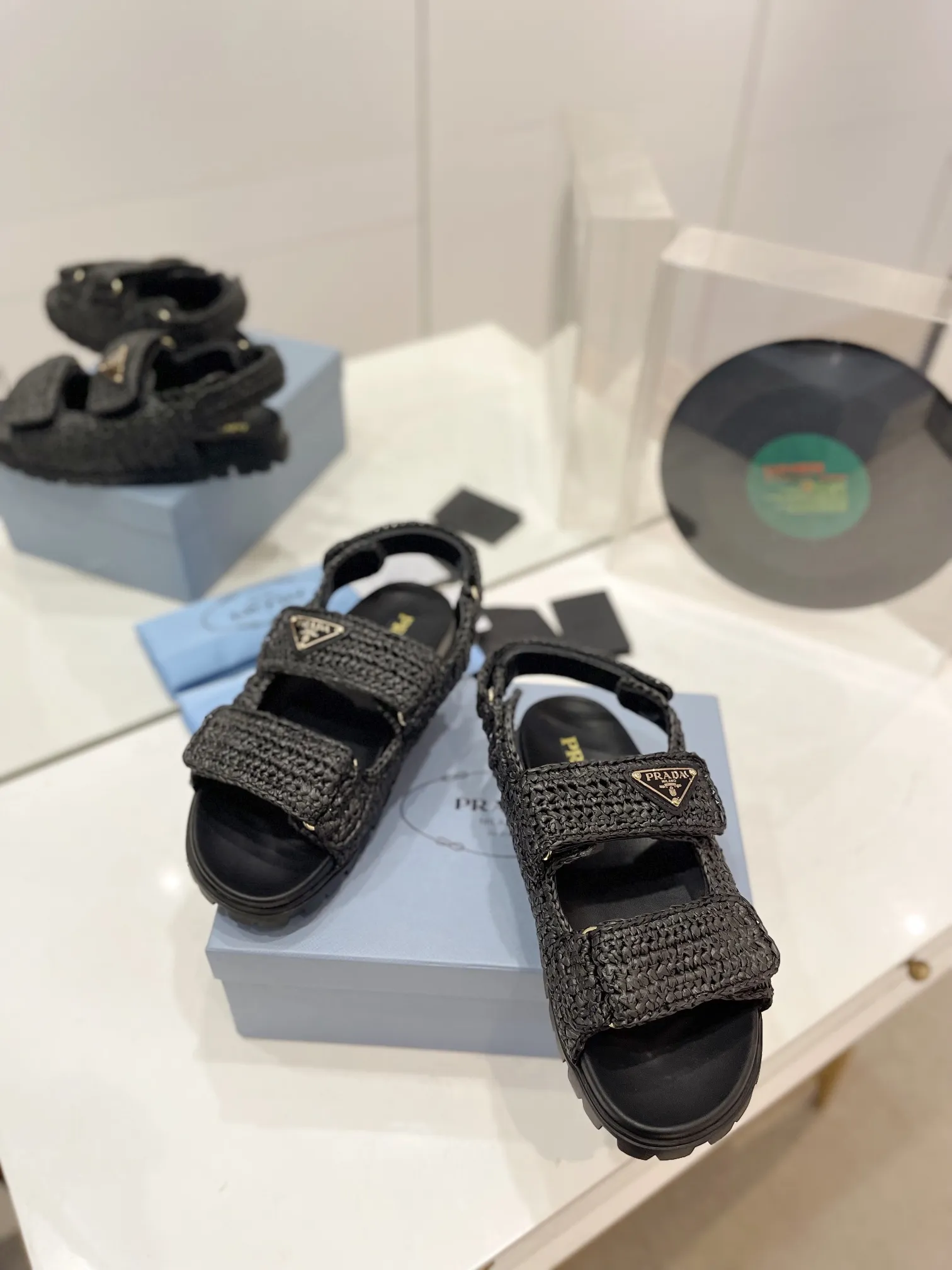 プラダ新作わら編みサンダル黒レトロ - 画像 (6)