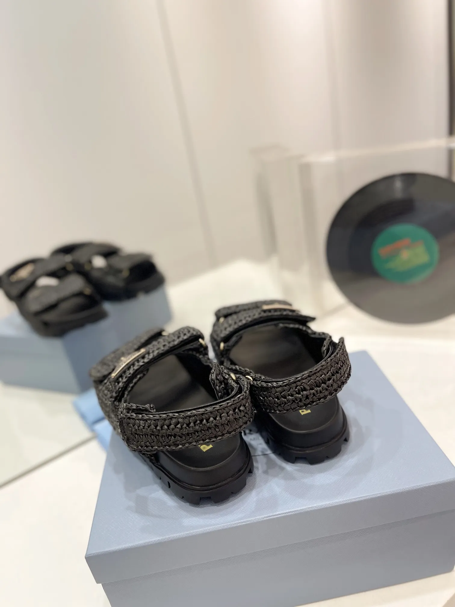 プラダ新作わら編みサンダル黒レトロ - 画像 (9)