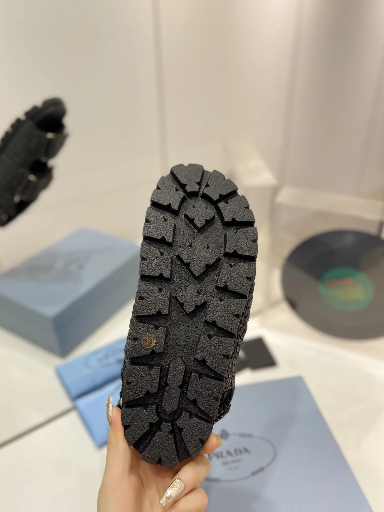 プラダ新作わら編みサンダル黒レトロ - 画像 (10)