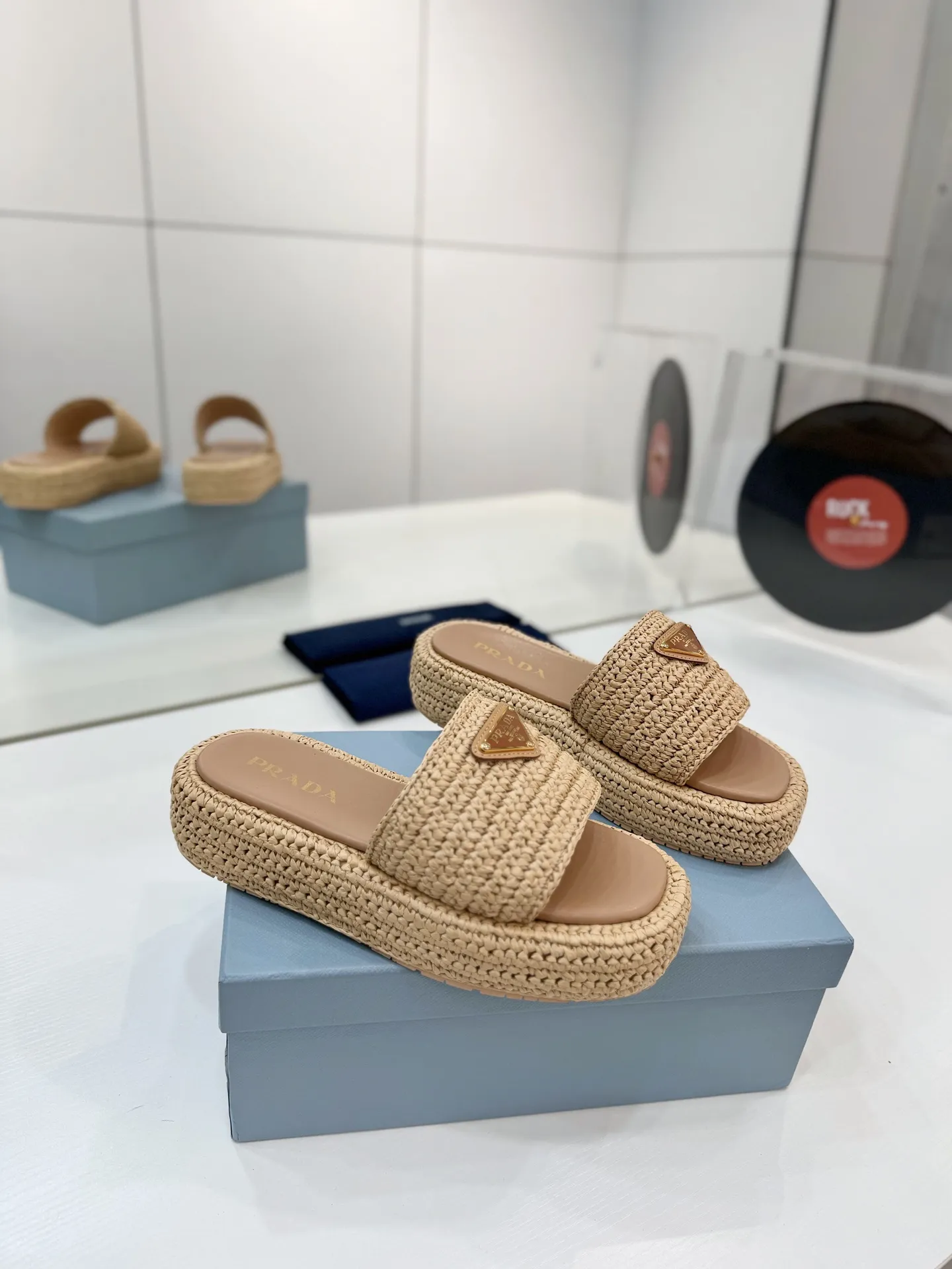 プラダ新作わら編みフラットサンダルベージュ