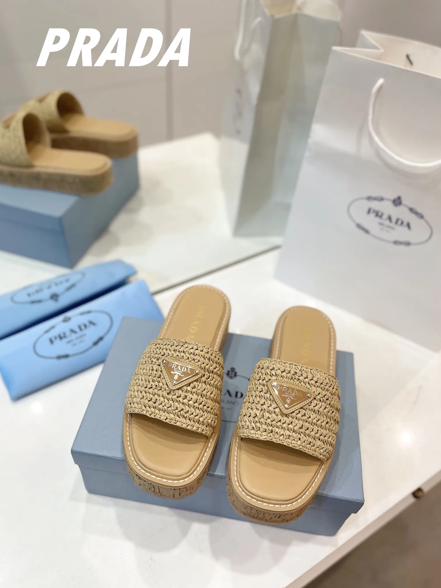 プラダ新作わら編みフラットサンダルベージュ - 画像 (4)