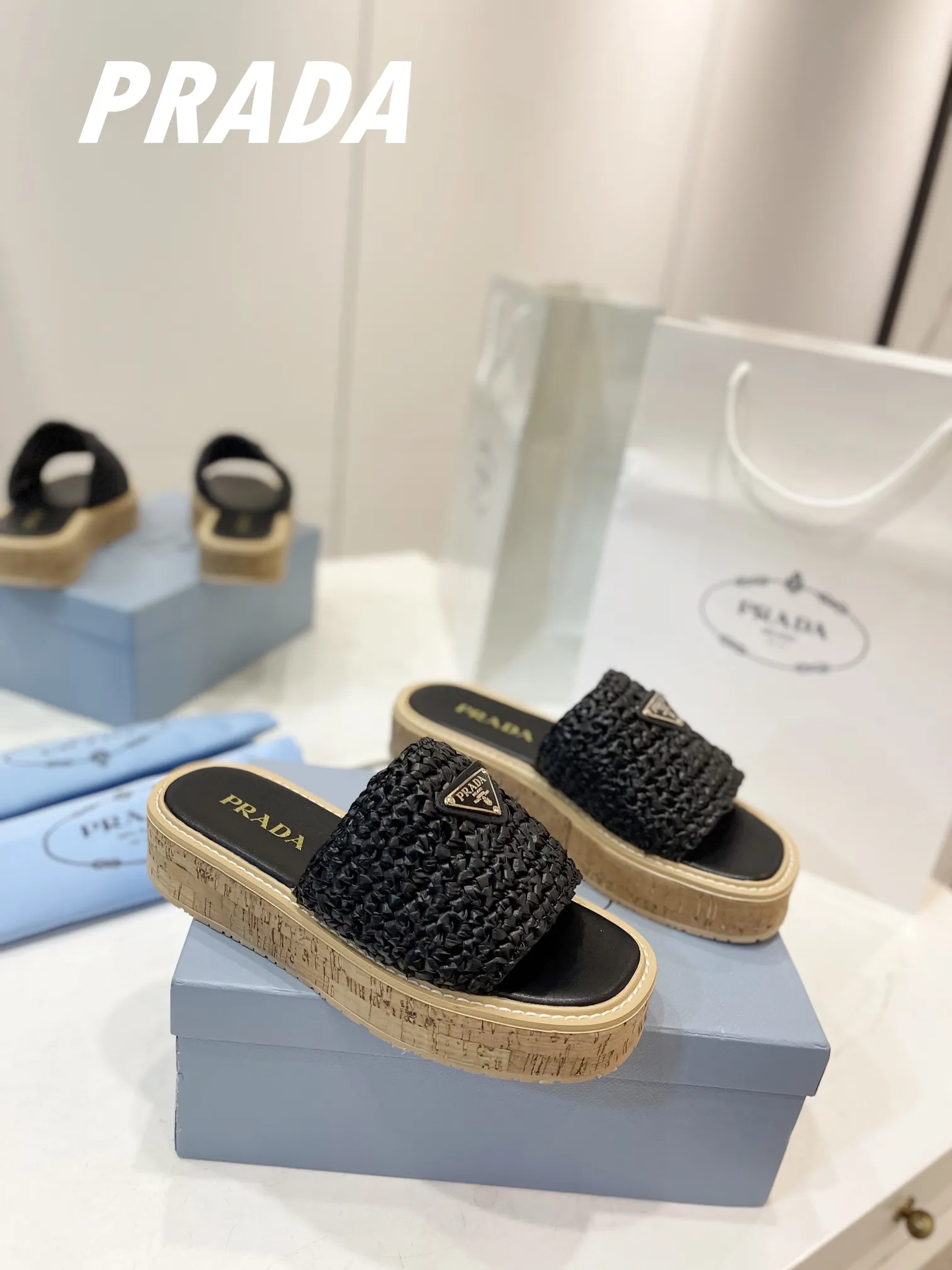 プラダ新作わら編みフラットサンダル黒
