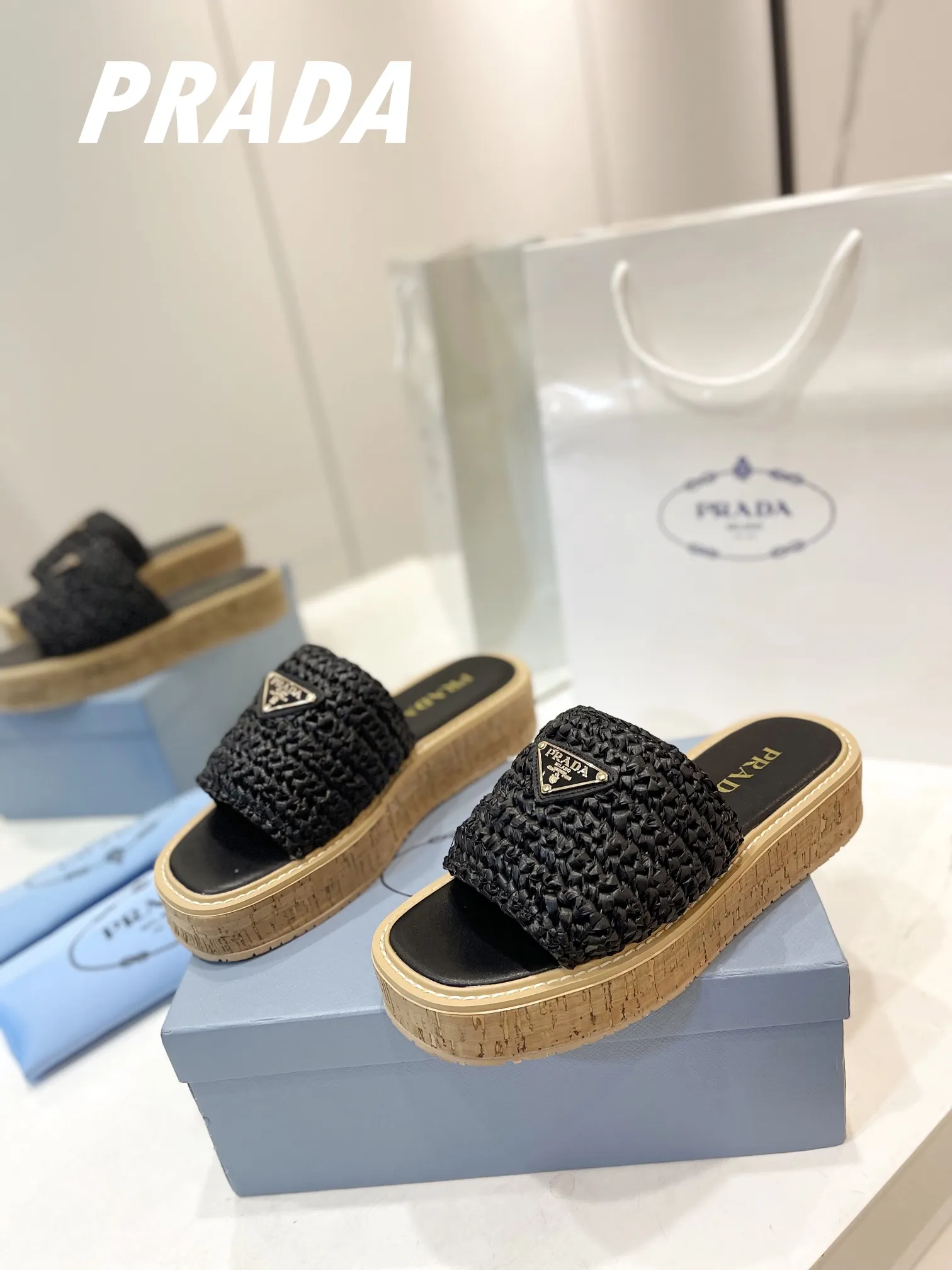 プラダ新作わら編みフラットサンダル黒 - 画像 (3)