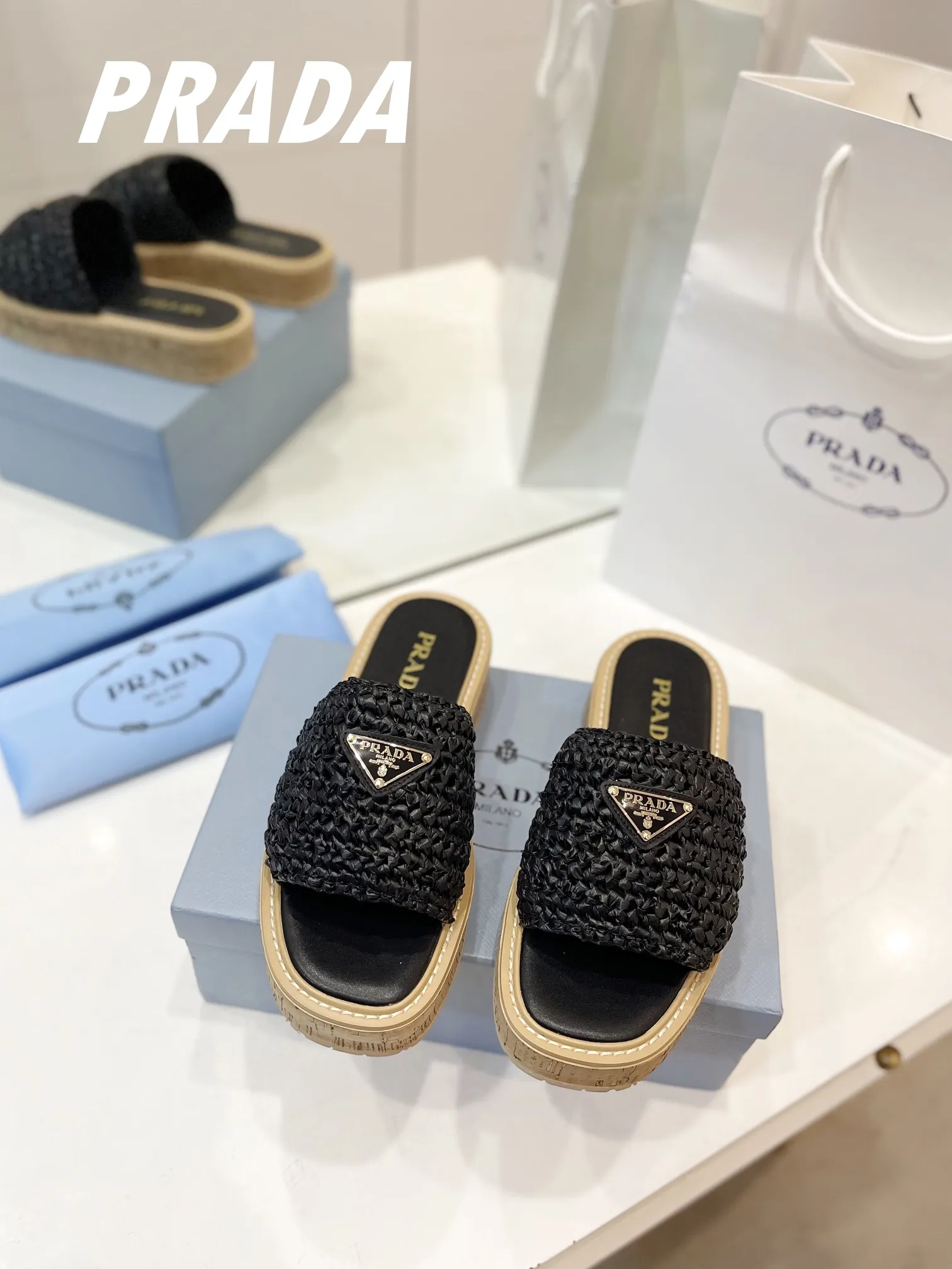 プラダ新作わら編みフラットサンダル黒 - 画像 (4)