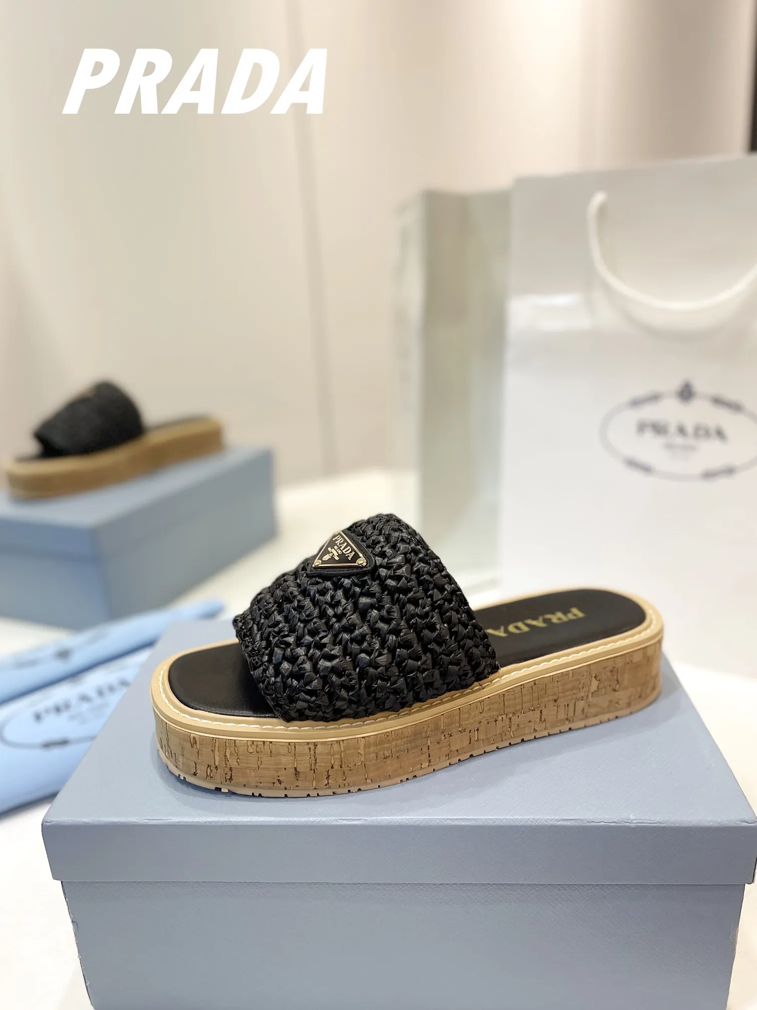 プラダ新作わら編みフラットサンダル黒 - 画像 (5)