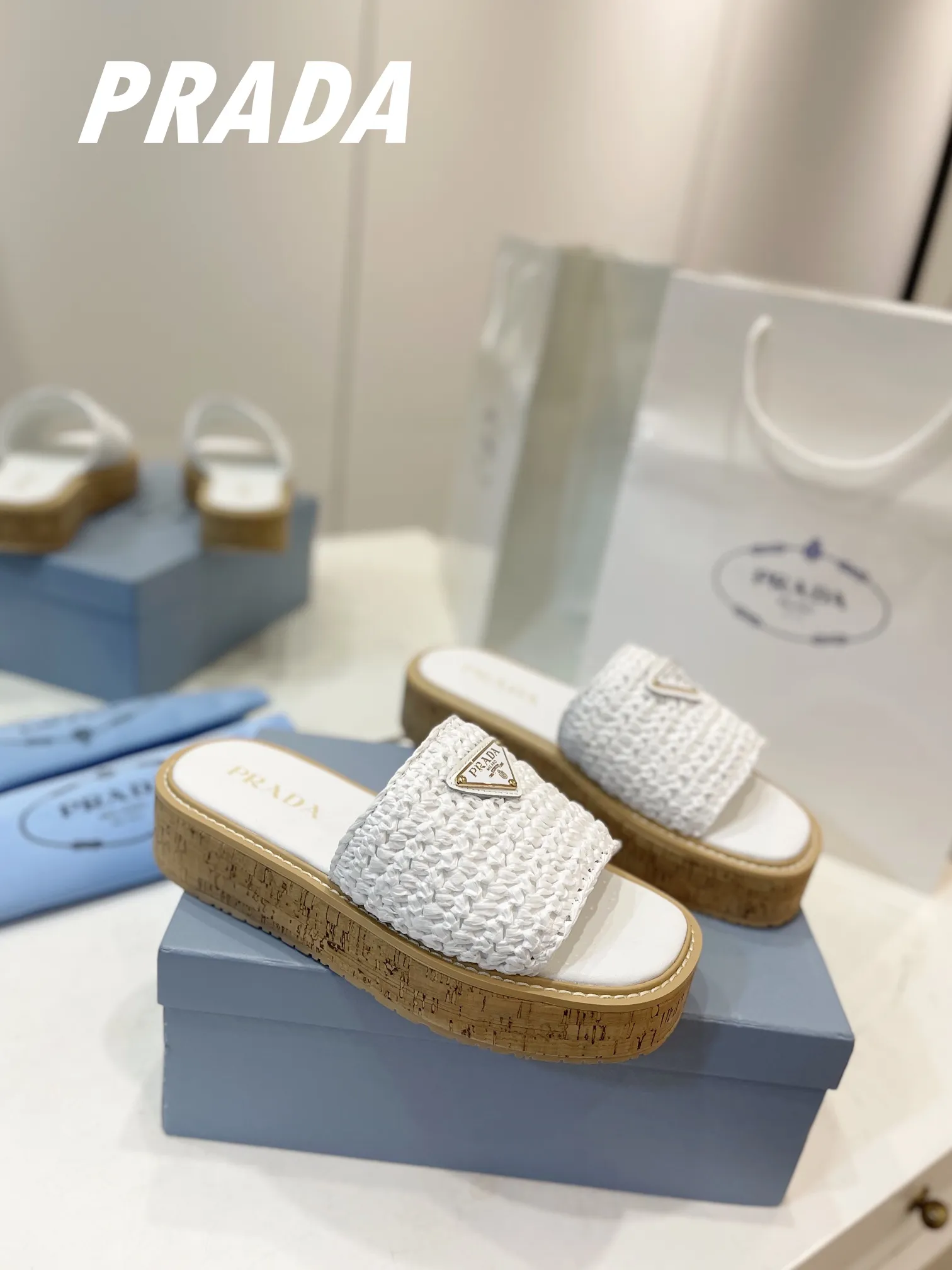 プラダ新作わら編みフラットサンダル白