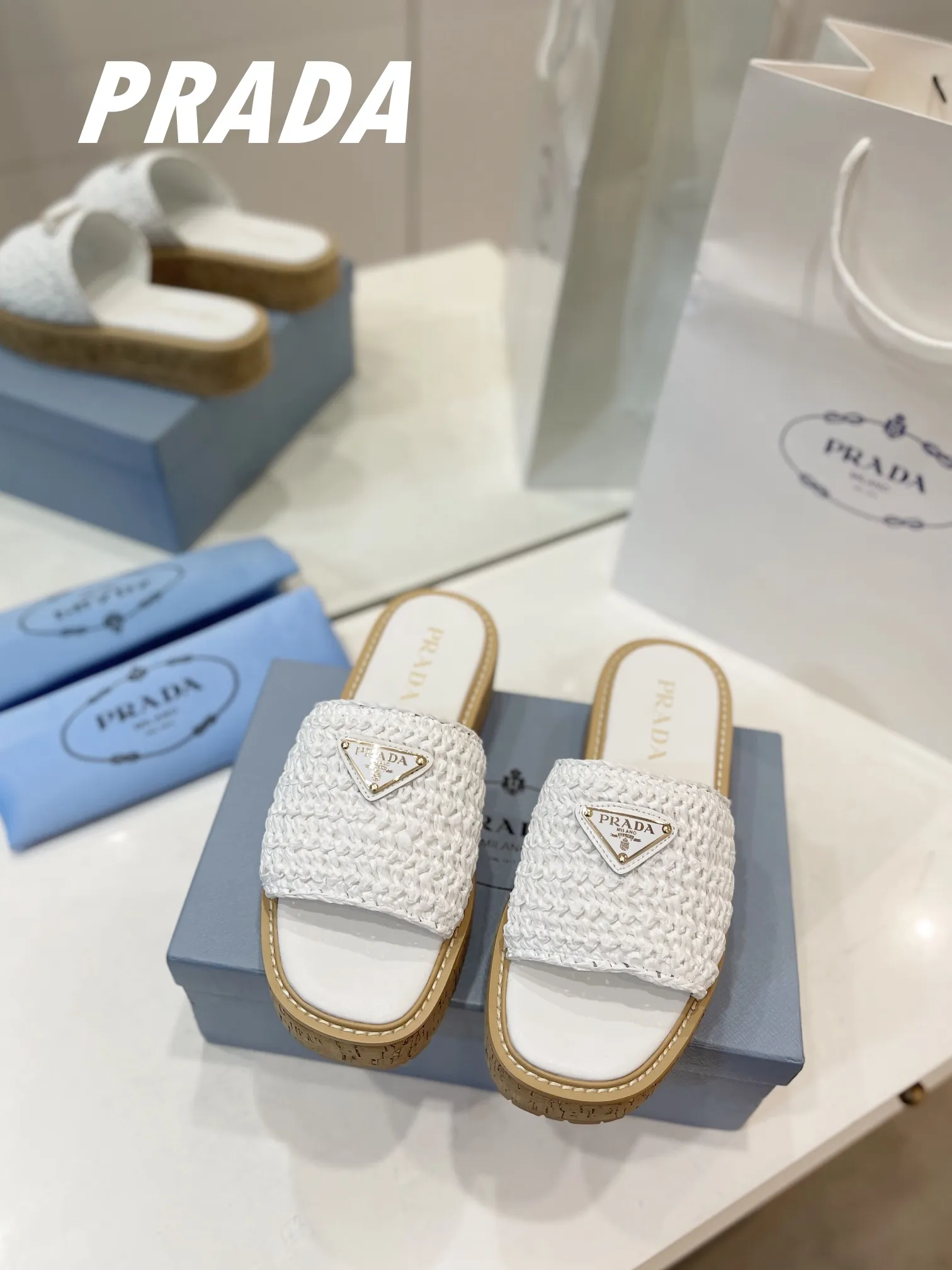 プラダ新作わら編みフラットサンダル白 - 画像 (4)