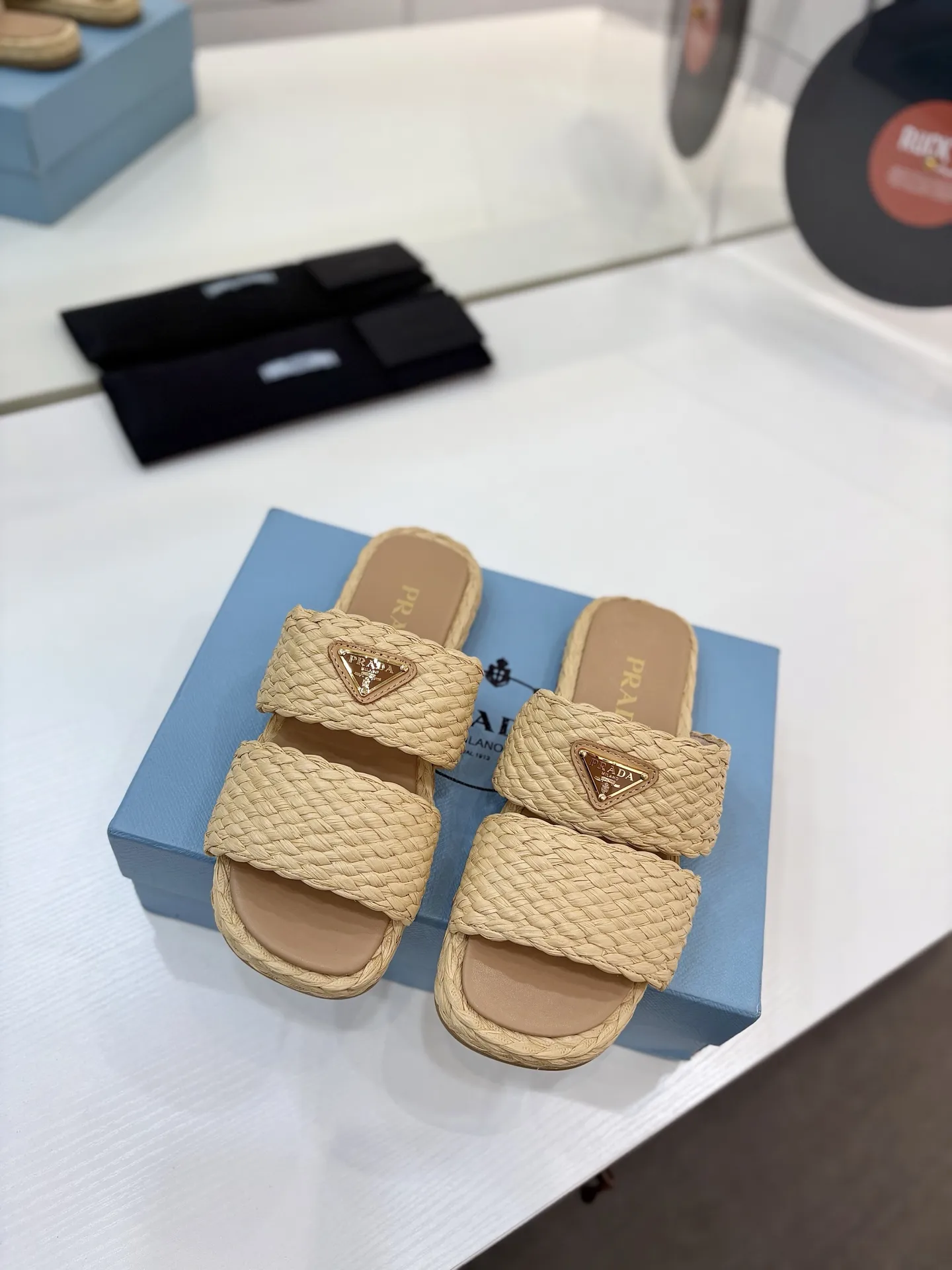 プラダ新作ベージュわら編みサンダル - 画像 (4)