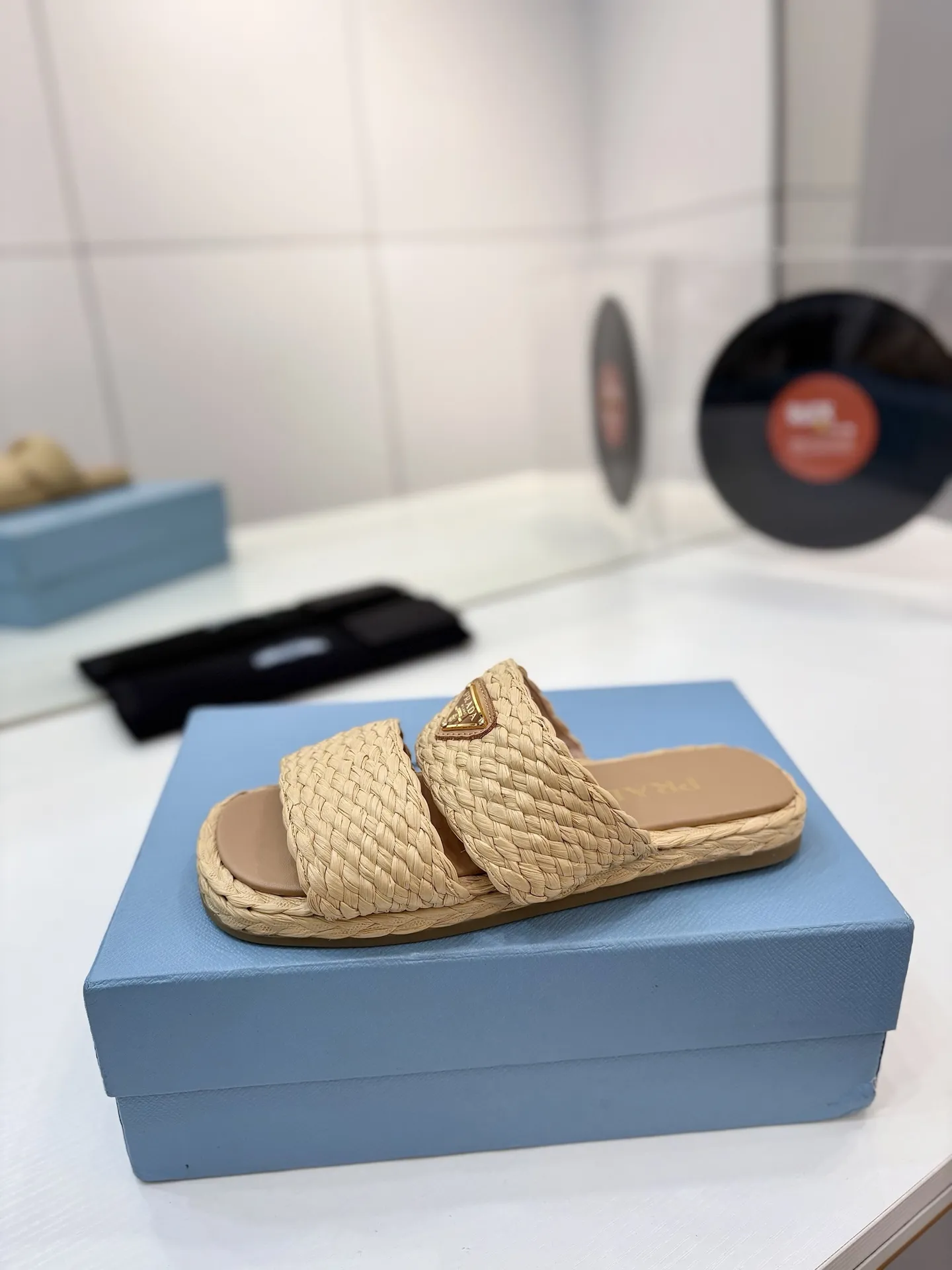 プラダ新作ベージュわら編みサンダル - 画像 (5)