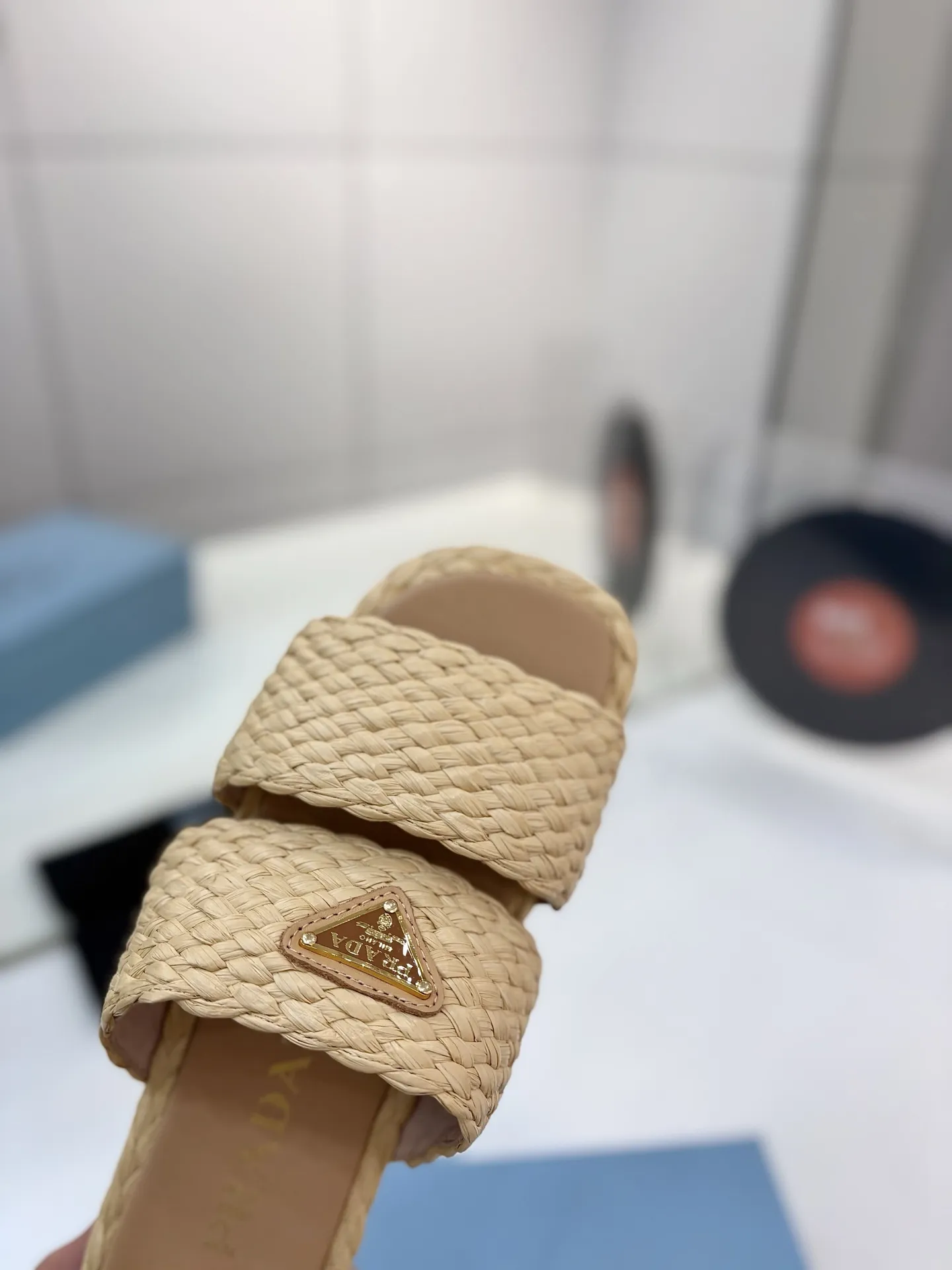 プラダ新作ベージュわら編みサンダル - 画像 (6)