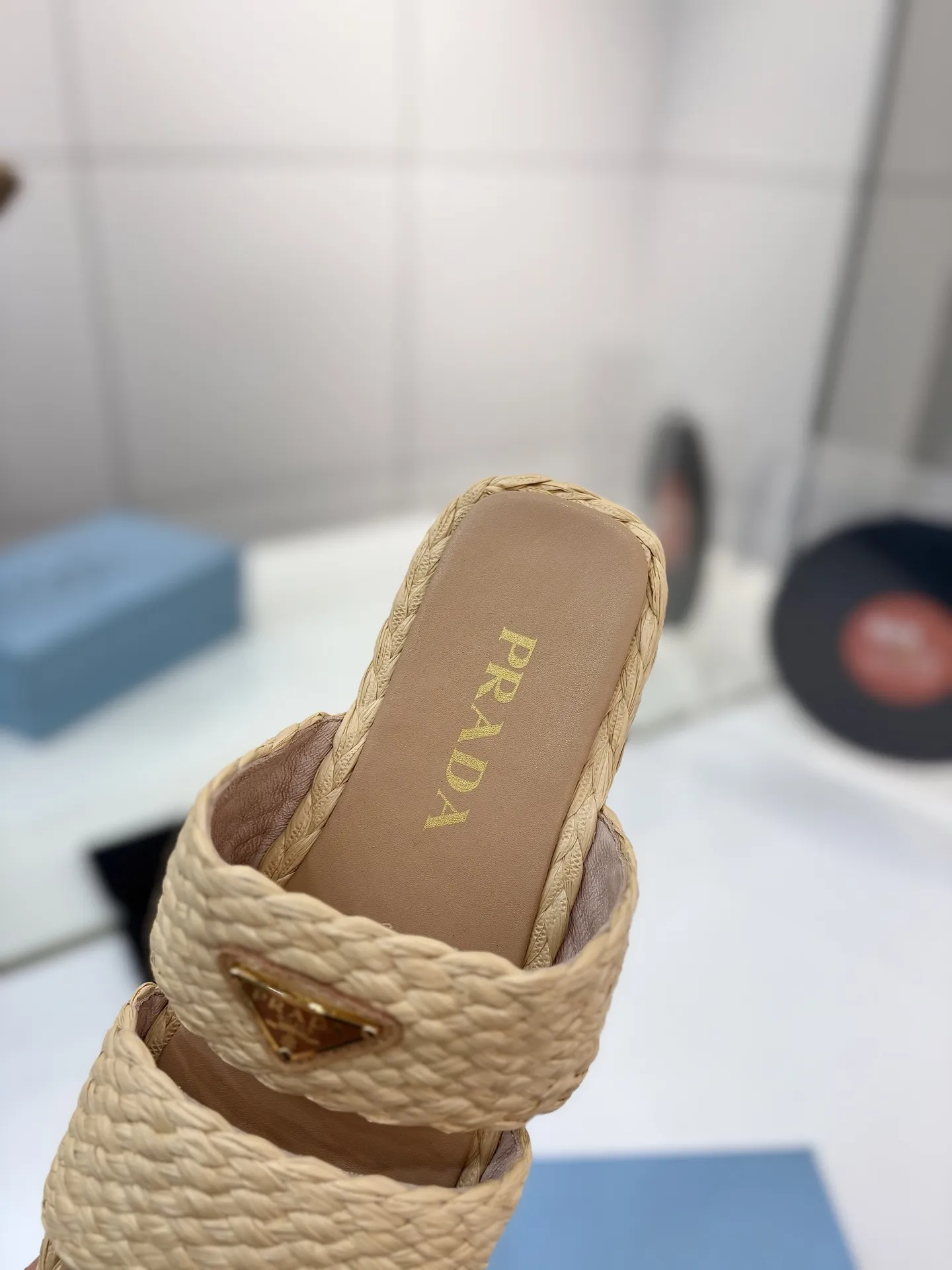 プラダ新作ベージュわら編みサンダル - 画像 (7)