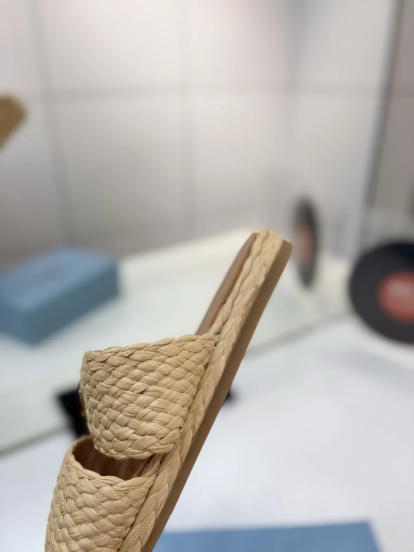 プラダ新作ベージュわら編みサンダル - 画像 (8)