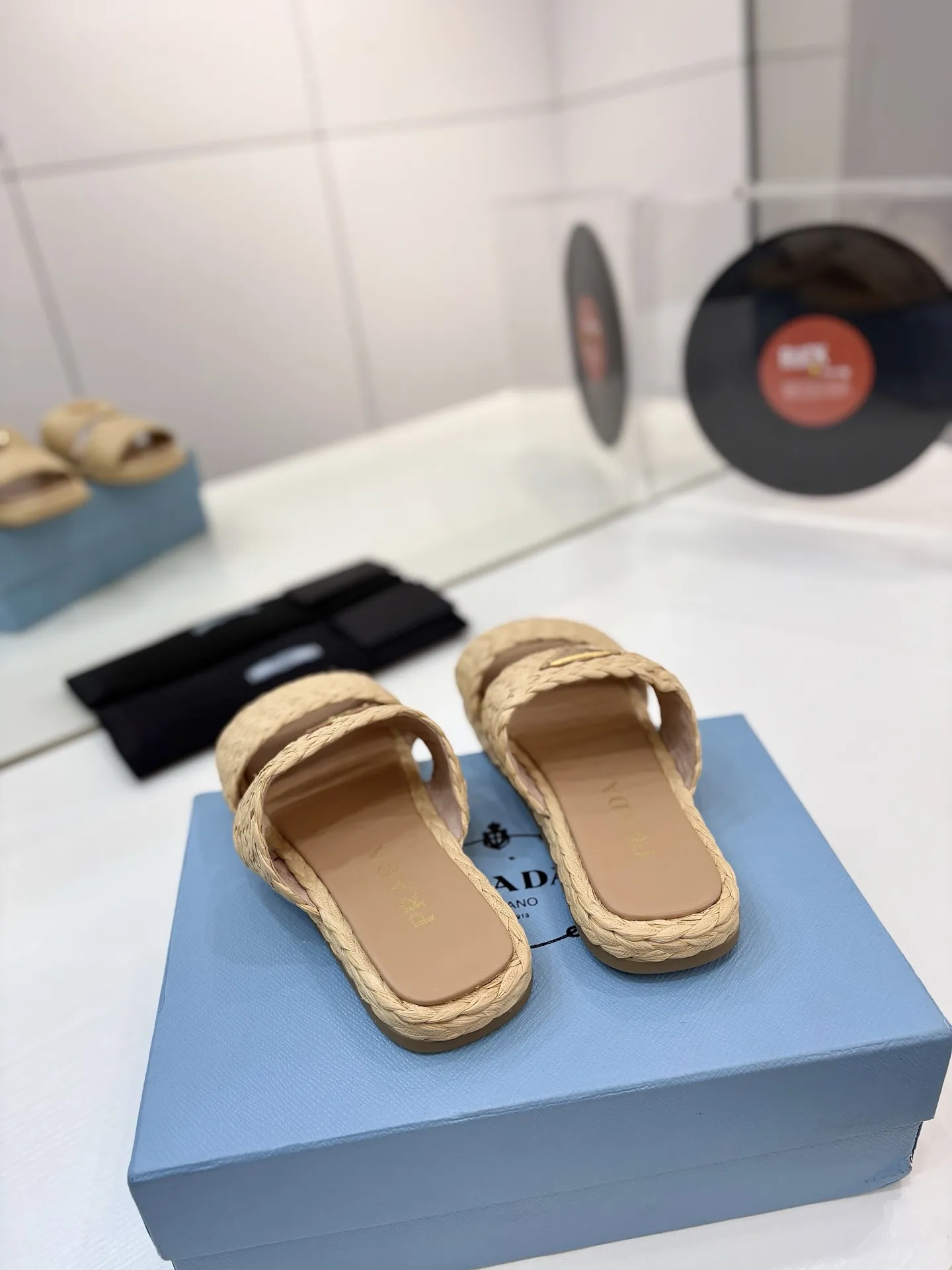 プラダ新作ベージュわら編みサンダル - 画像 (10)