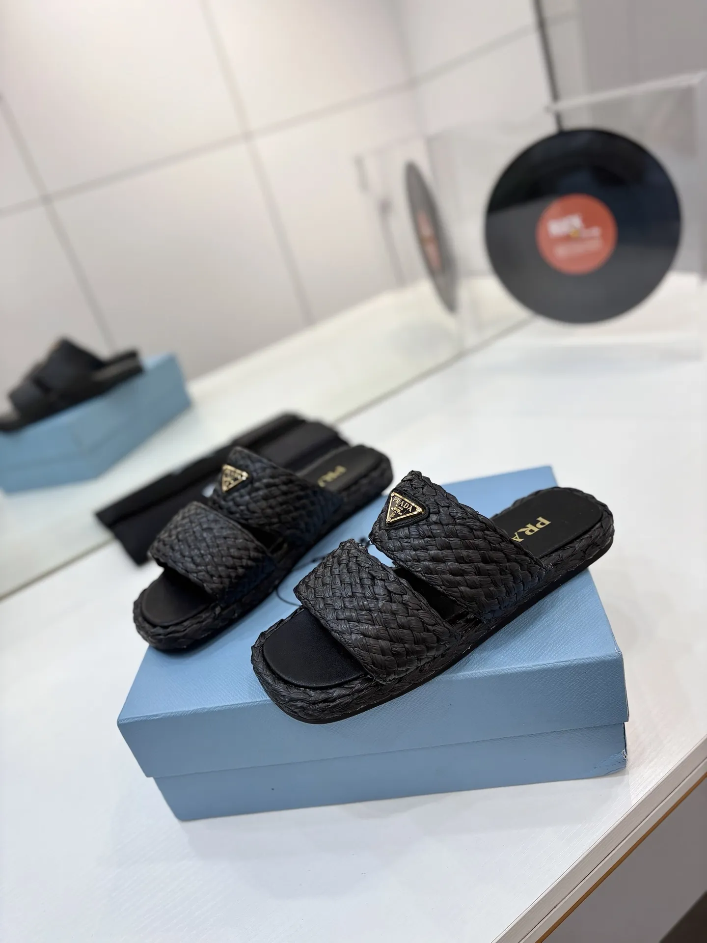 プラダ新作黒わら編みフラットサンダル - 画像 (3)