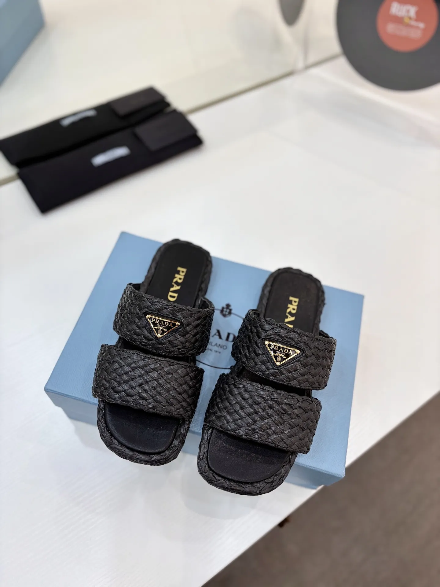 プラダ新作黒わら編みフラットサンダル - 画像 (4)