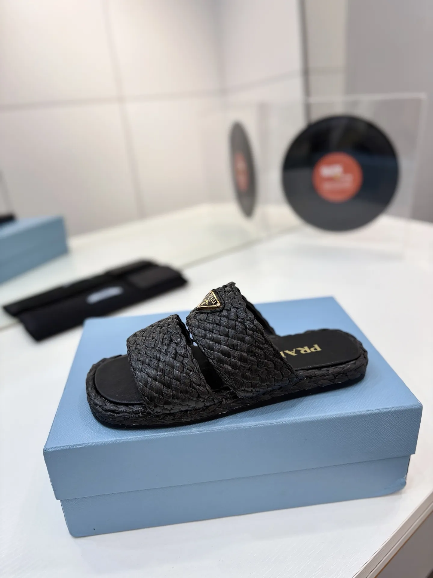 プラダ新作黒わら編みフラットサンダル - 画像 (5)