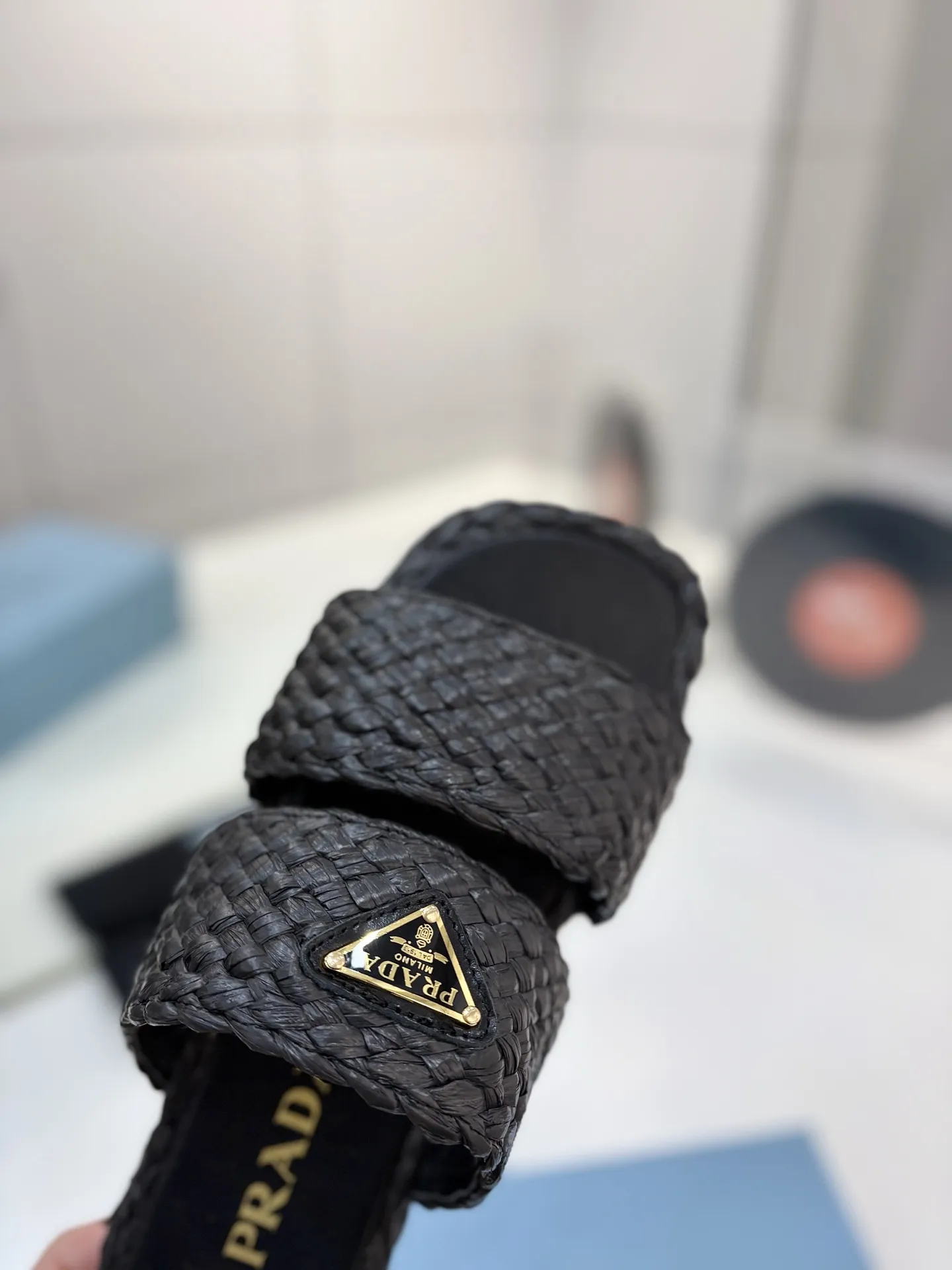 プラダ新作黒わら編みフラットサンダル - 画像 (6)