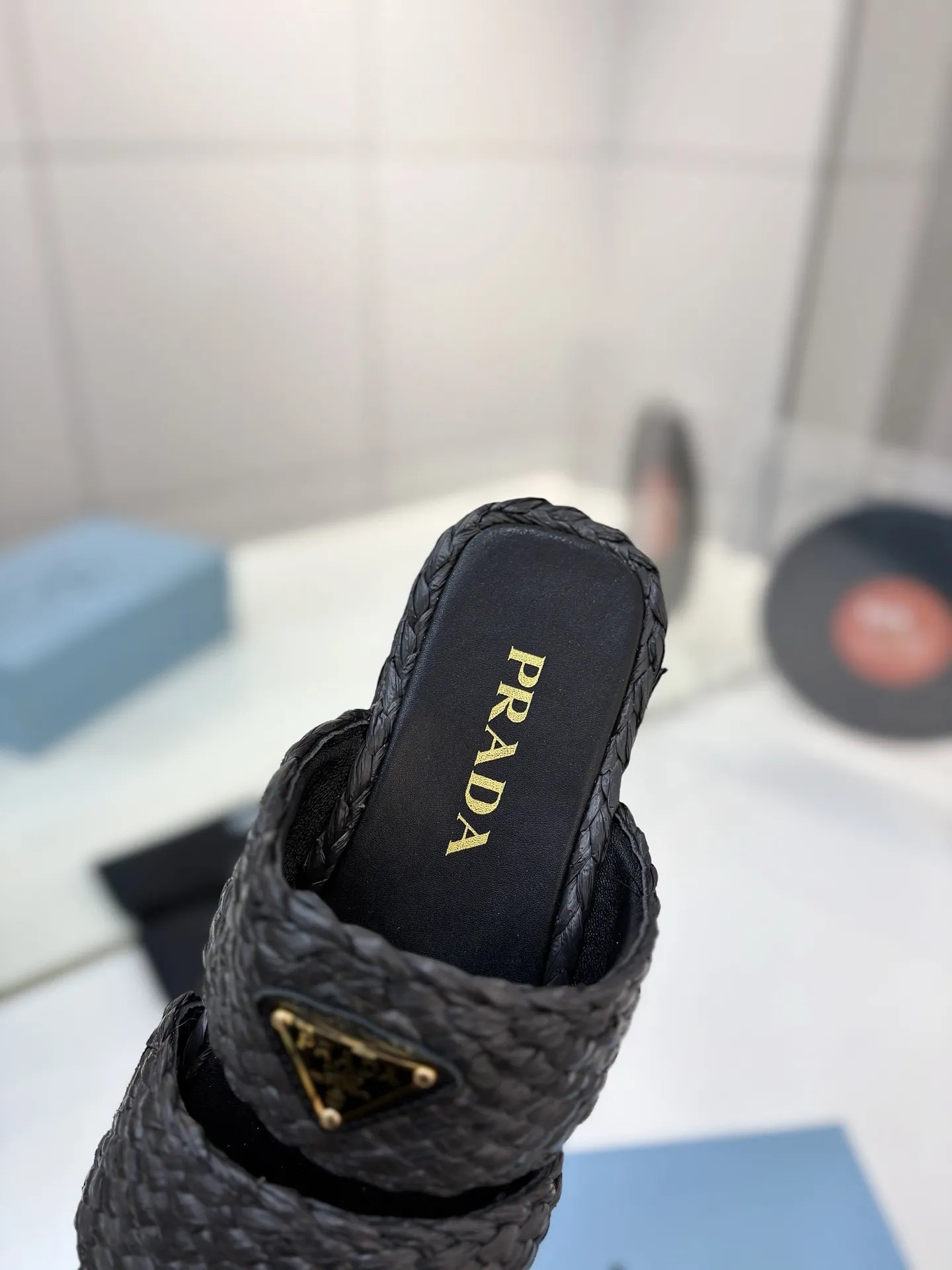 プラダ新作黒わら編みフラットサンダル - 画像 (7)