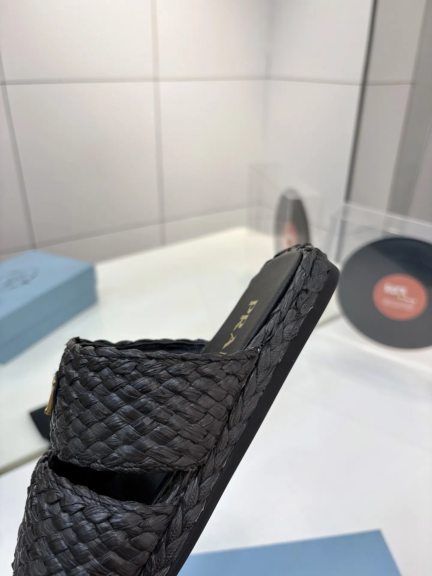 プラダ新作黒わら編みフラットサンダル - 画像 (8)