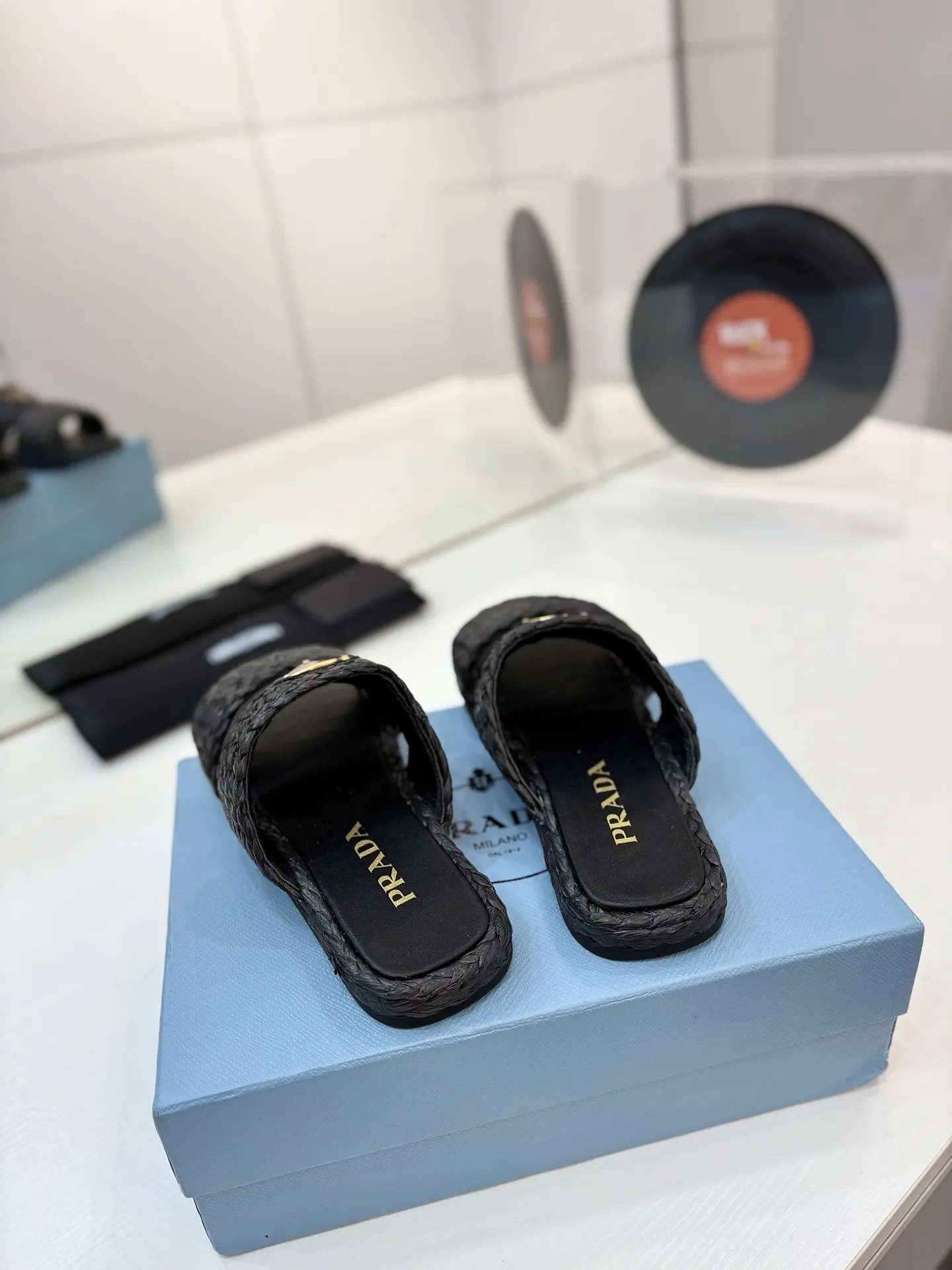 プラダ新作黒わら編みフラットサンダル - 画像 (9)