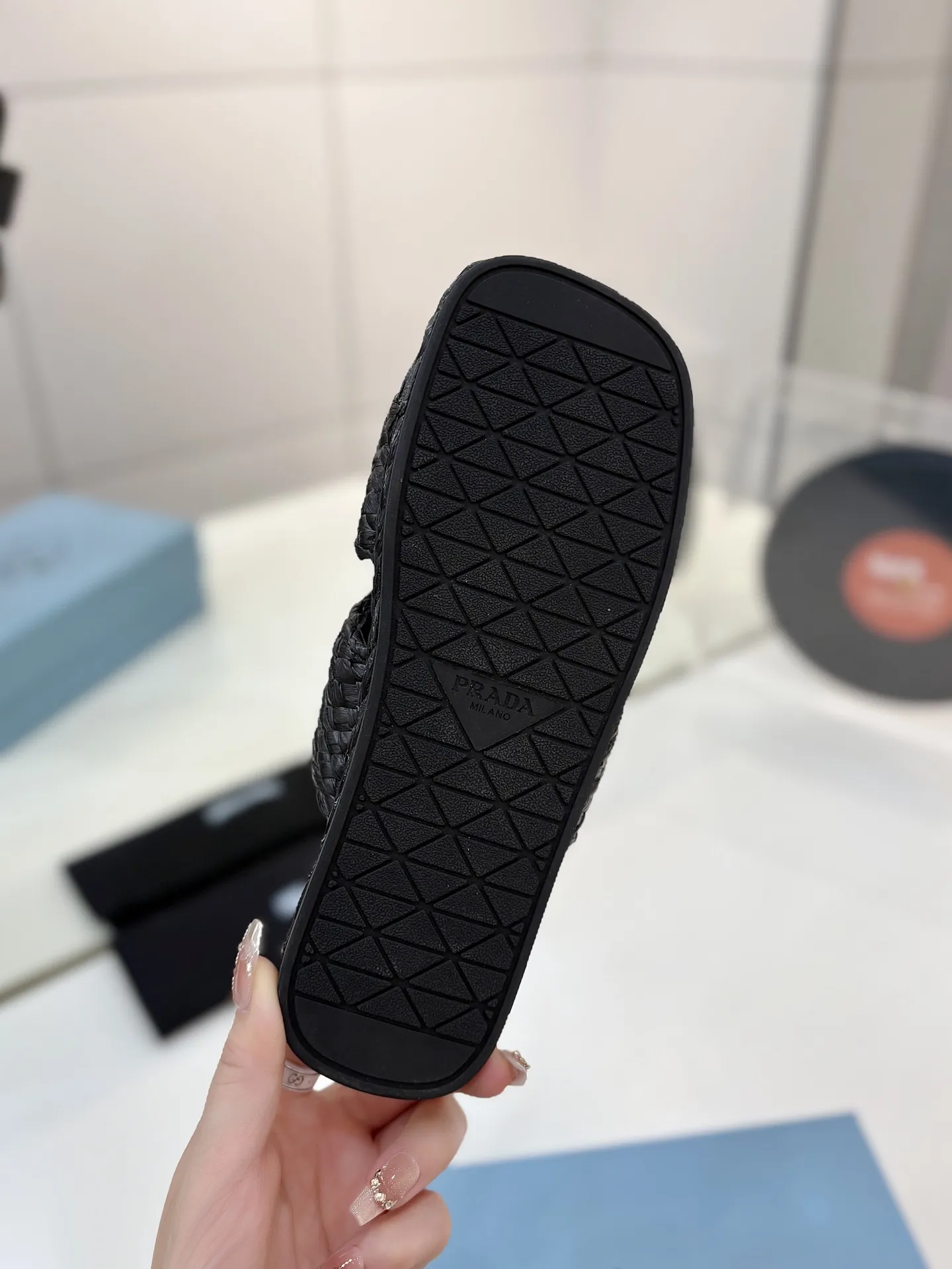 プラダ新作黒わら編みフラットサンダル - 画像 (10)