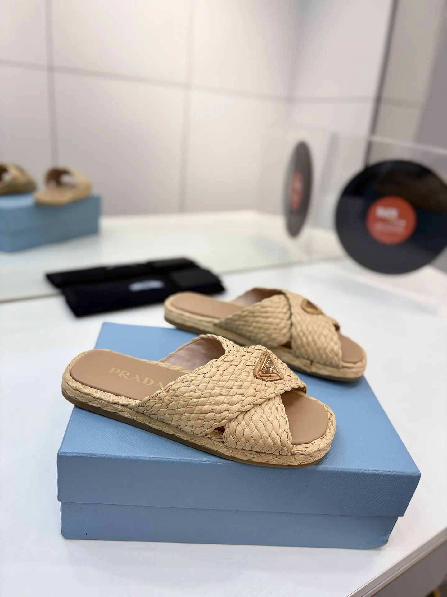 プラダ新作ベージュわら編みフラットサンダル